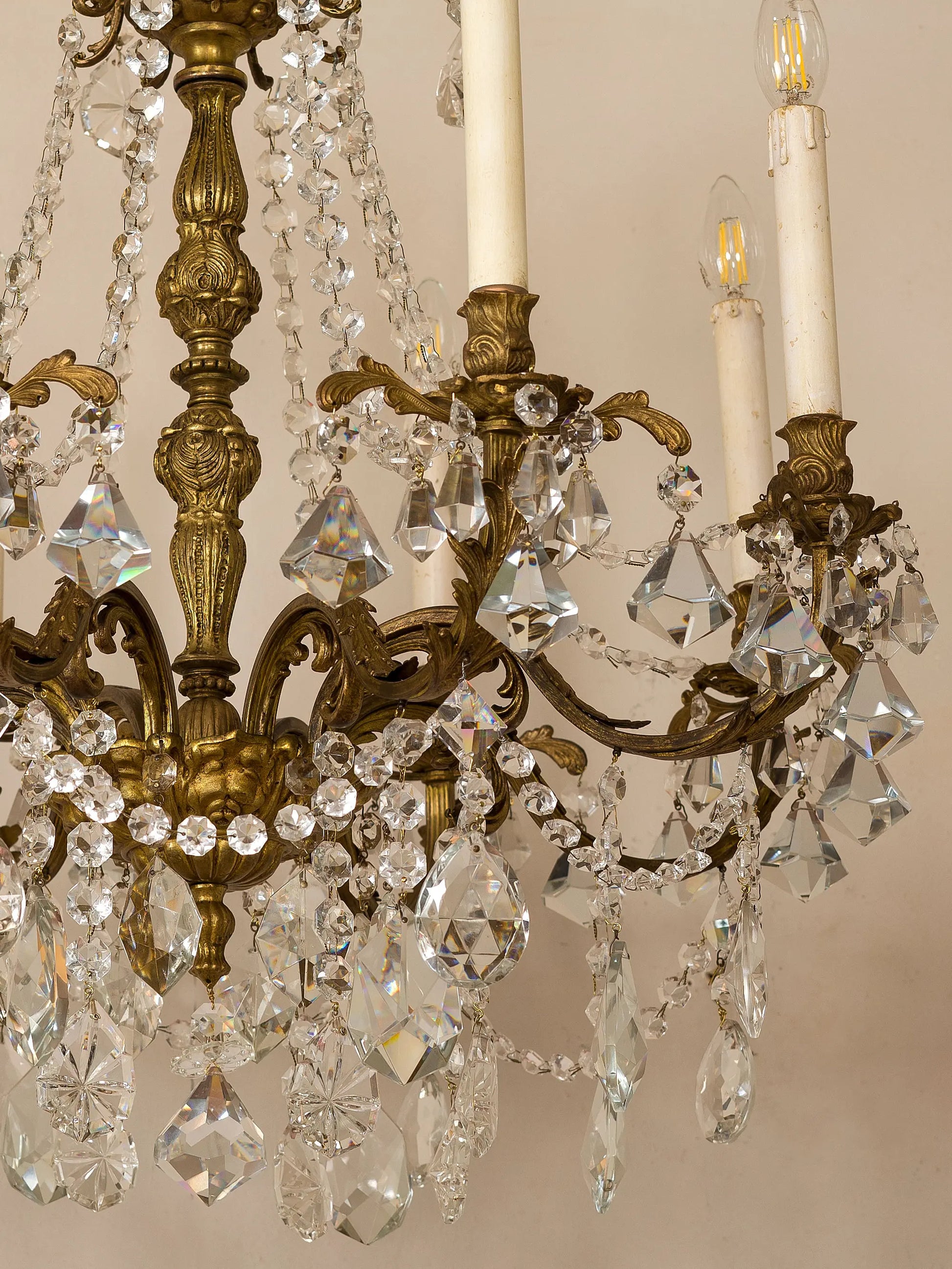 Lampadario a 8 luci in cristallo e bronzo con candele di legno