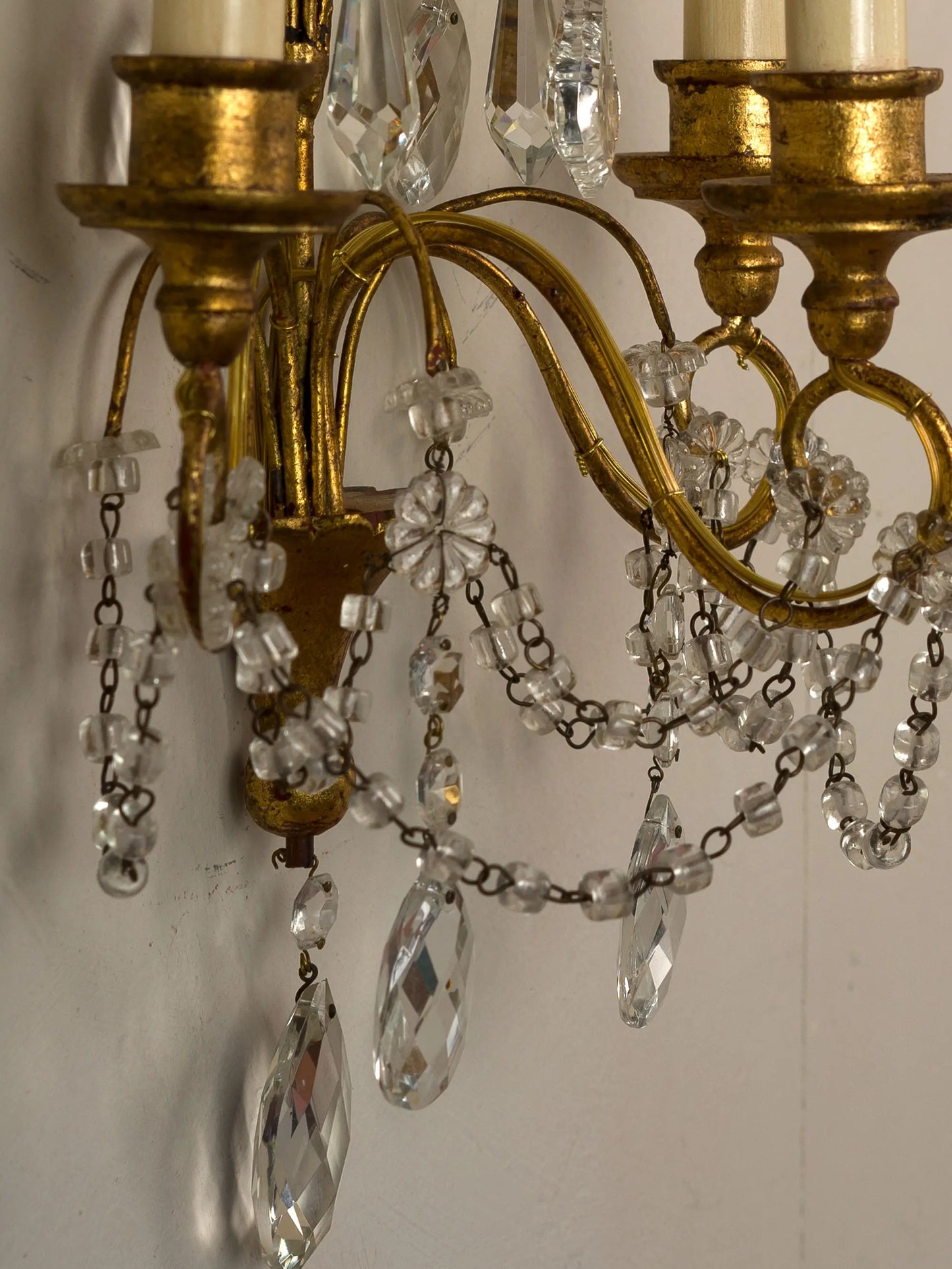 Eleganti lampade da parete vintage con finiture dorate e cristalli pendenti | Lo Stile Italiano