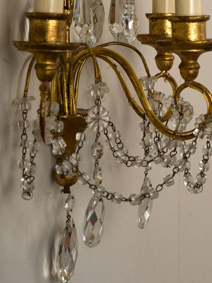 Eleganti lampade da parete vintage con finiture dorate e cristalli pendenti | Lo Stile Italiano