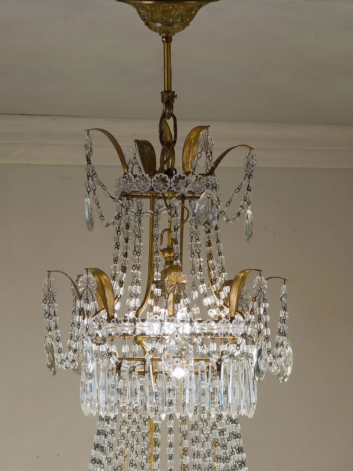 Dettaglio superiore del lampadario Impero con rosette, catenelle di vetro e pendenti | Lo Stile Italiano