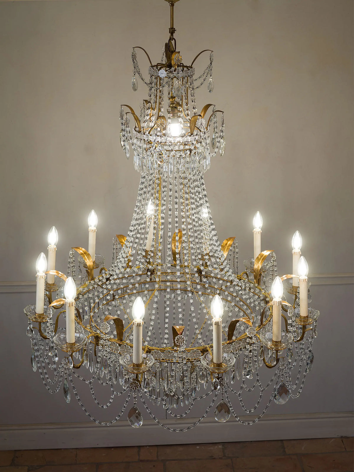 Grande lampadario in cristallo a 13 luci con struttura a cestello e ferro dorato | Lo Stile Italiano