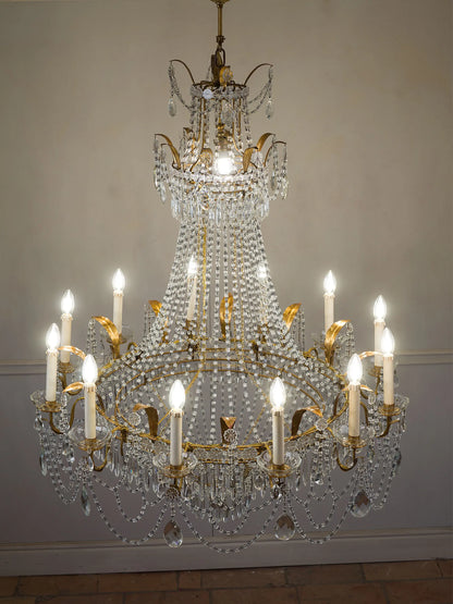 Grande lampadario in cristallo a 13 luci con struttura a cestello e ferro dorato | Lo Stile Italiano