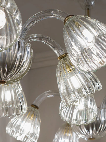 Dettaglio diffusori in vetro costolato dei lampadari di Murano d’epoca | Lo Stile Italiano 