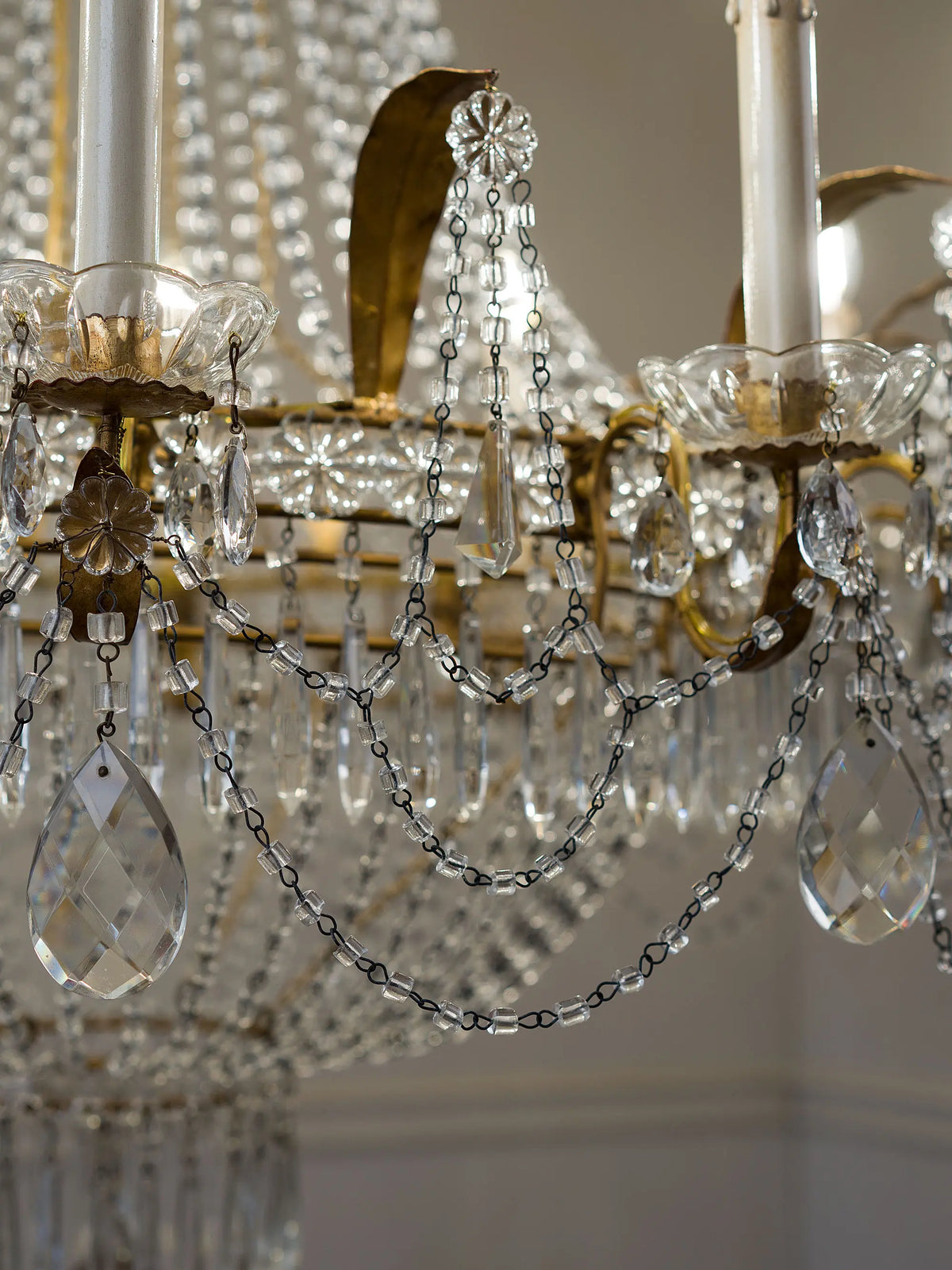 Dettaglio del lampadario Impero con catenelle di vetro, cristalli pendenti e ferro dorato | Lo Stile Italiano 