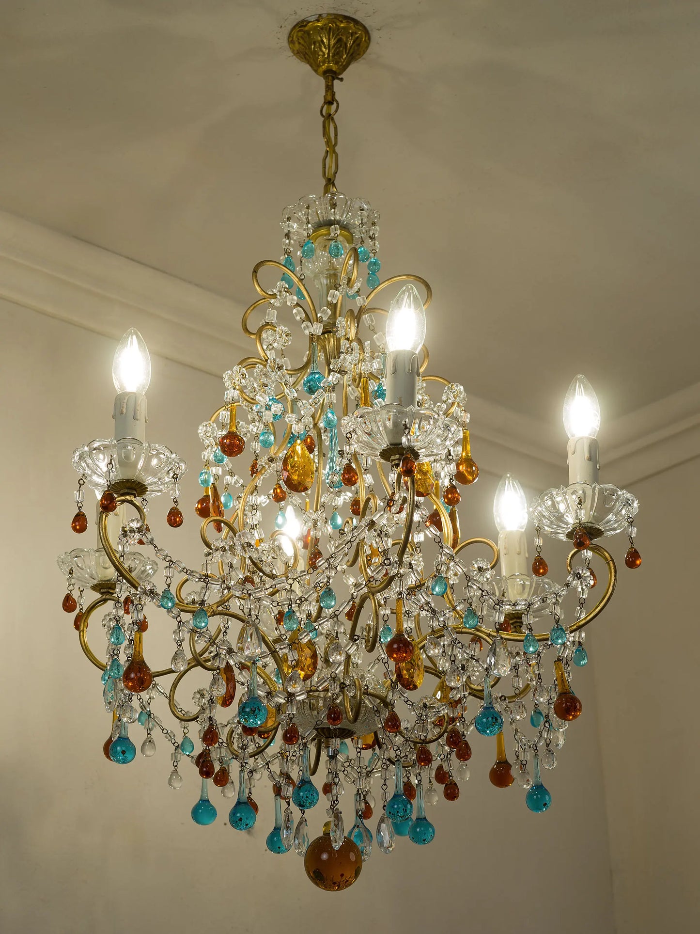 Lampadario fiorentino con pendenti in vetro di Murano turchese e ambra su struttura in ferro dorato – Lo Stile Italiano