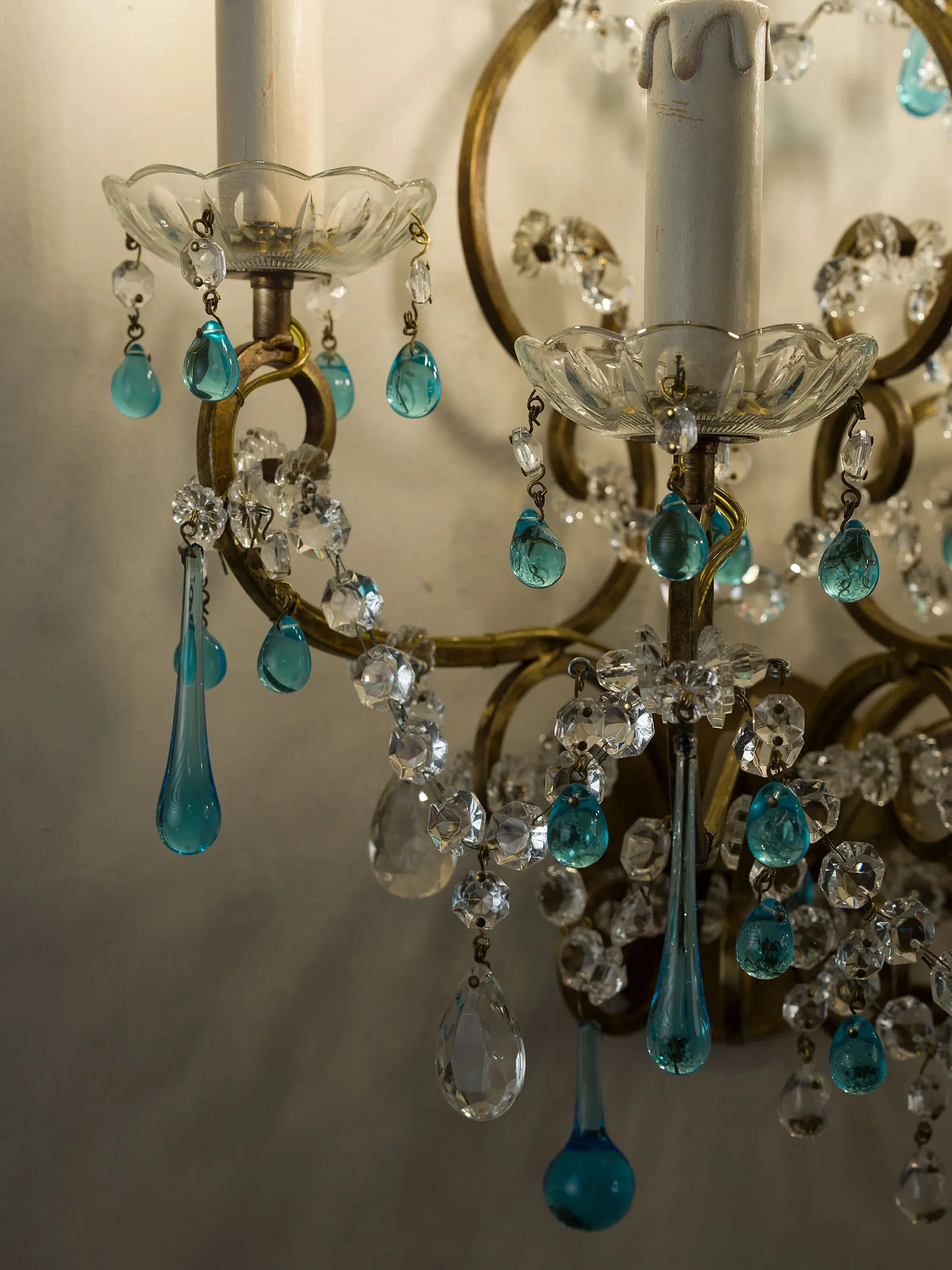 Vista frontale della lampada da parete con piattini e candele– Lo Stile Italiano