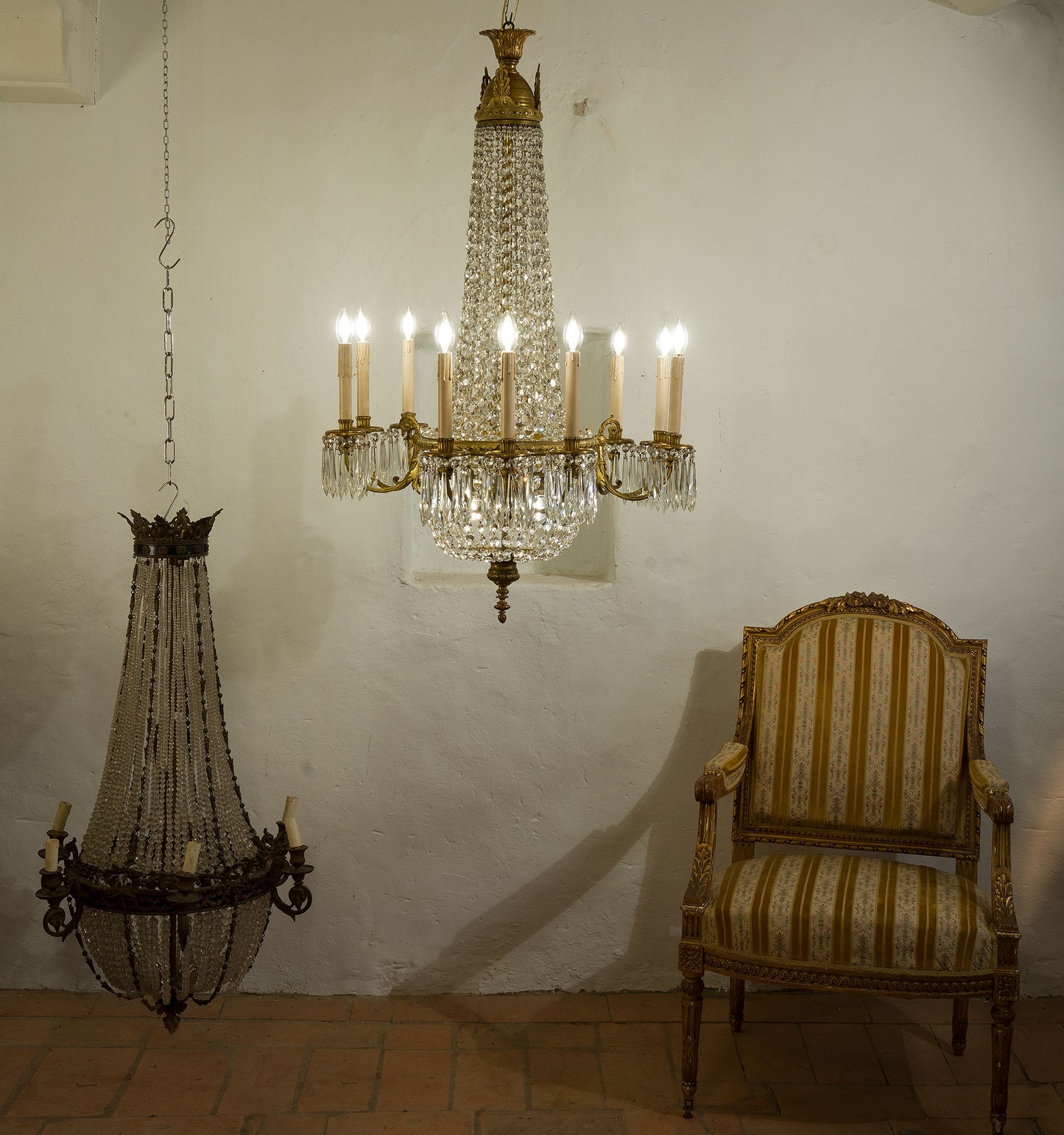 Lampadario antico di cristallo, risalente ai primi anni del '900 a 12 luci. Poltrona imbottita in stile Luigi XVI-Lo Stile Italiano