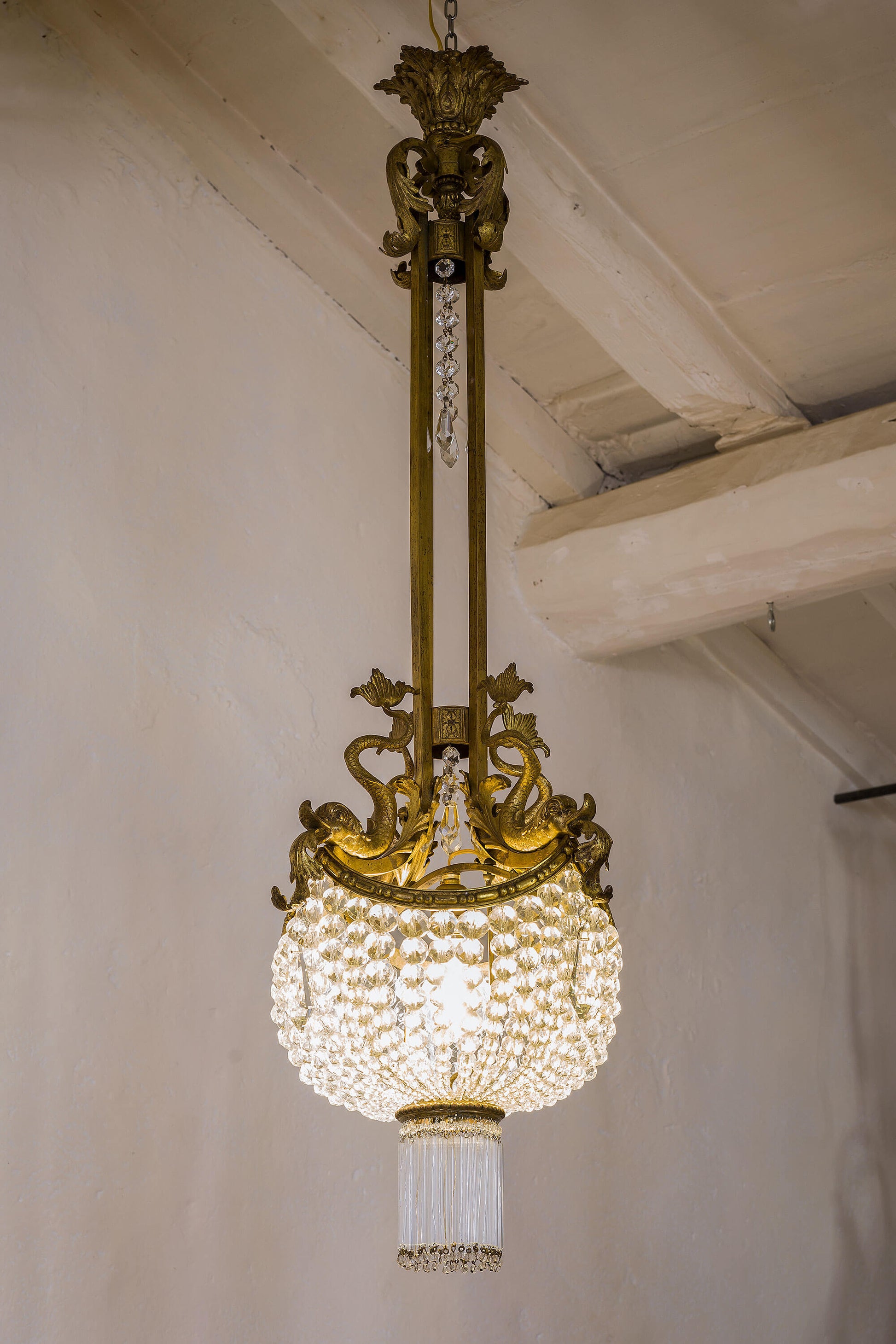 Lampadario antico con una luce centrale. | lo Stile Italiano