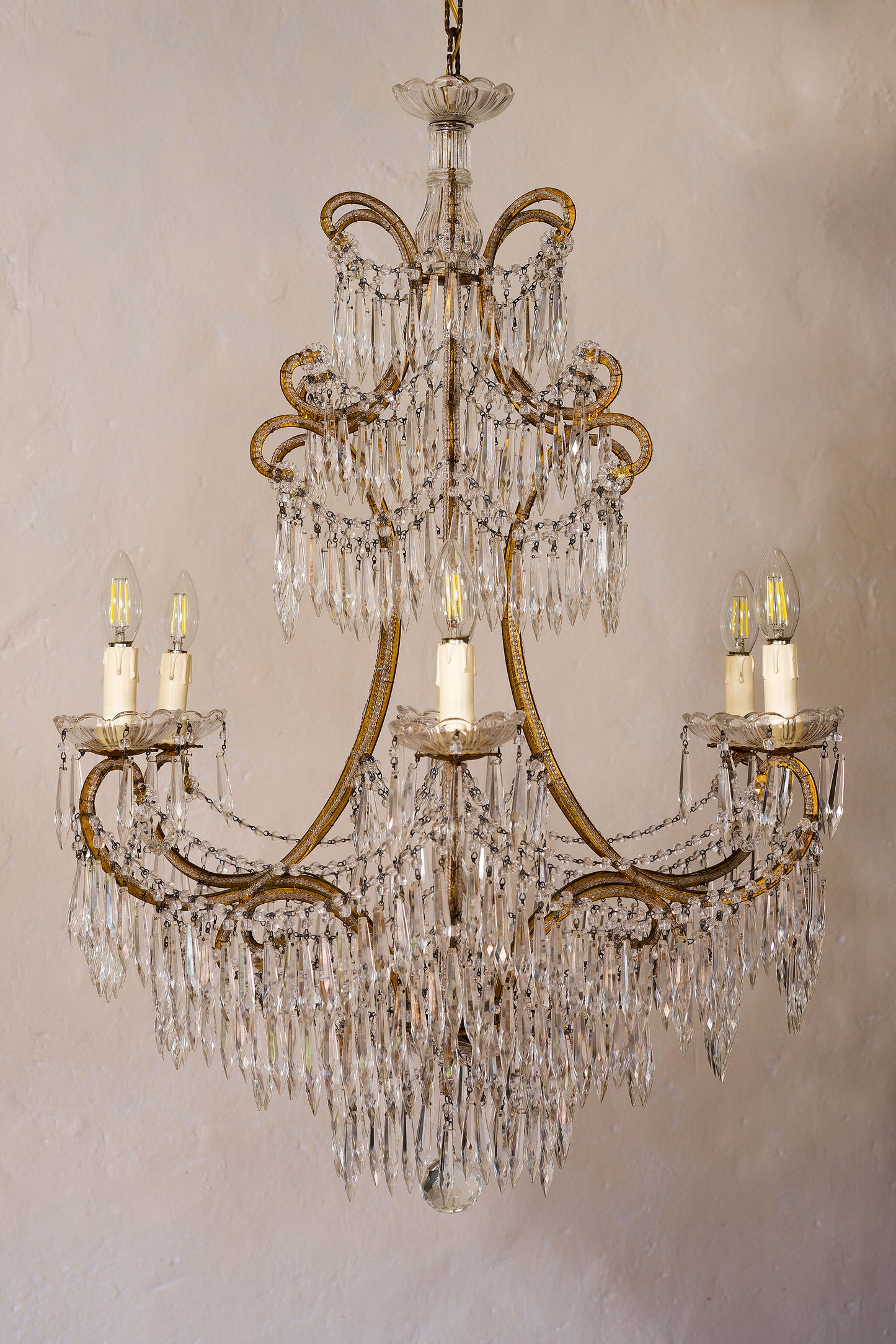 Lampadario stile Maria Teresa con gocce di cristallo e ferro dorato, 6 Luci-Lo Stile Italiano