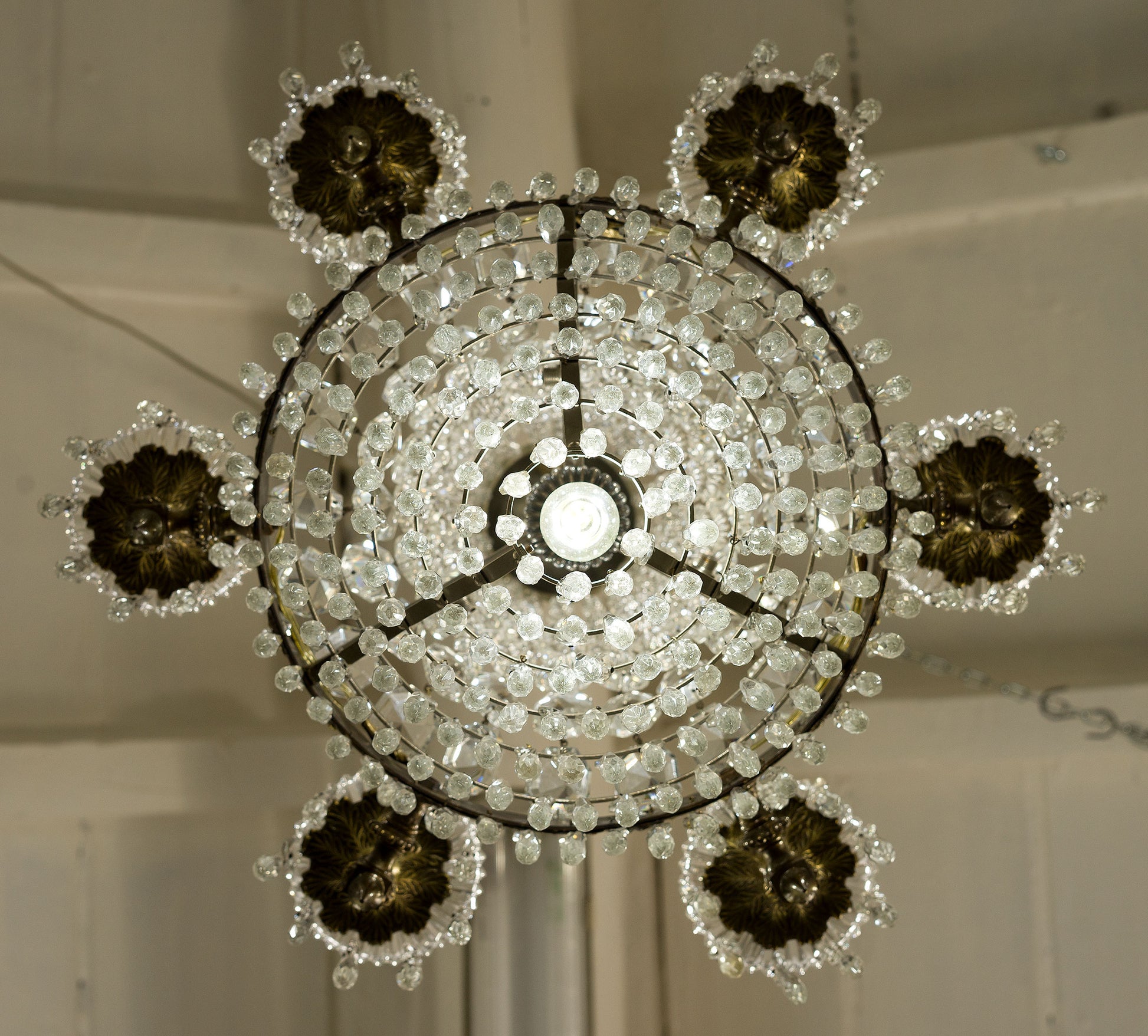 lampadario antico con gocce pendenti di cristallo-www.lostileitaliano.eu