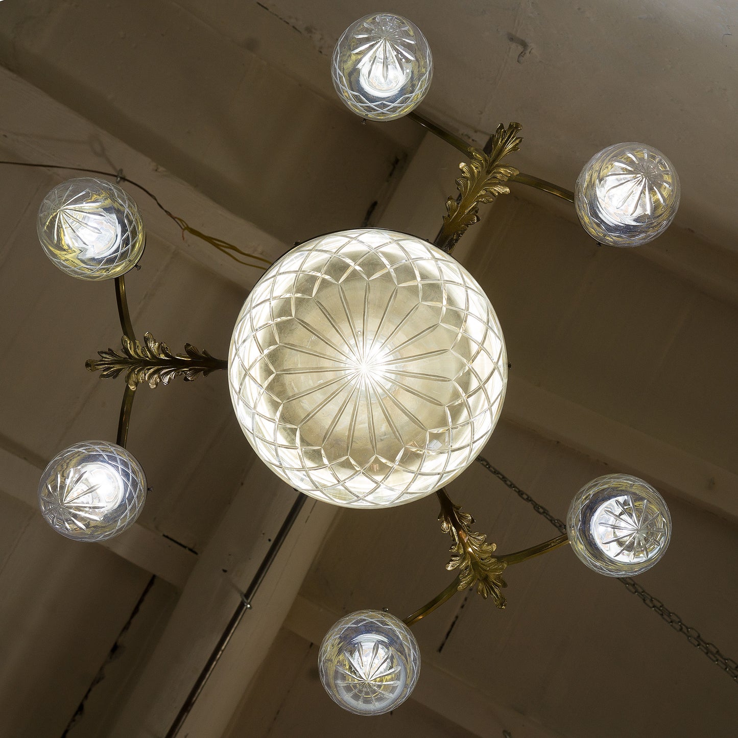 Antico lampadario Art Nouveau a 7 luci con globi di cristallo a forma di pigna.-Lo Stile Italiano