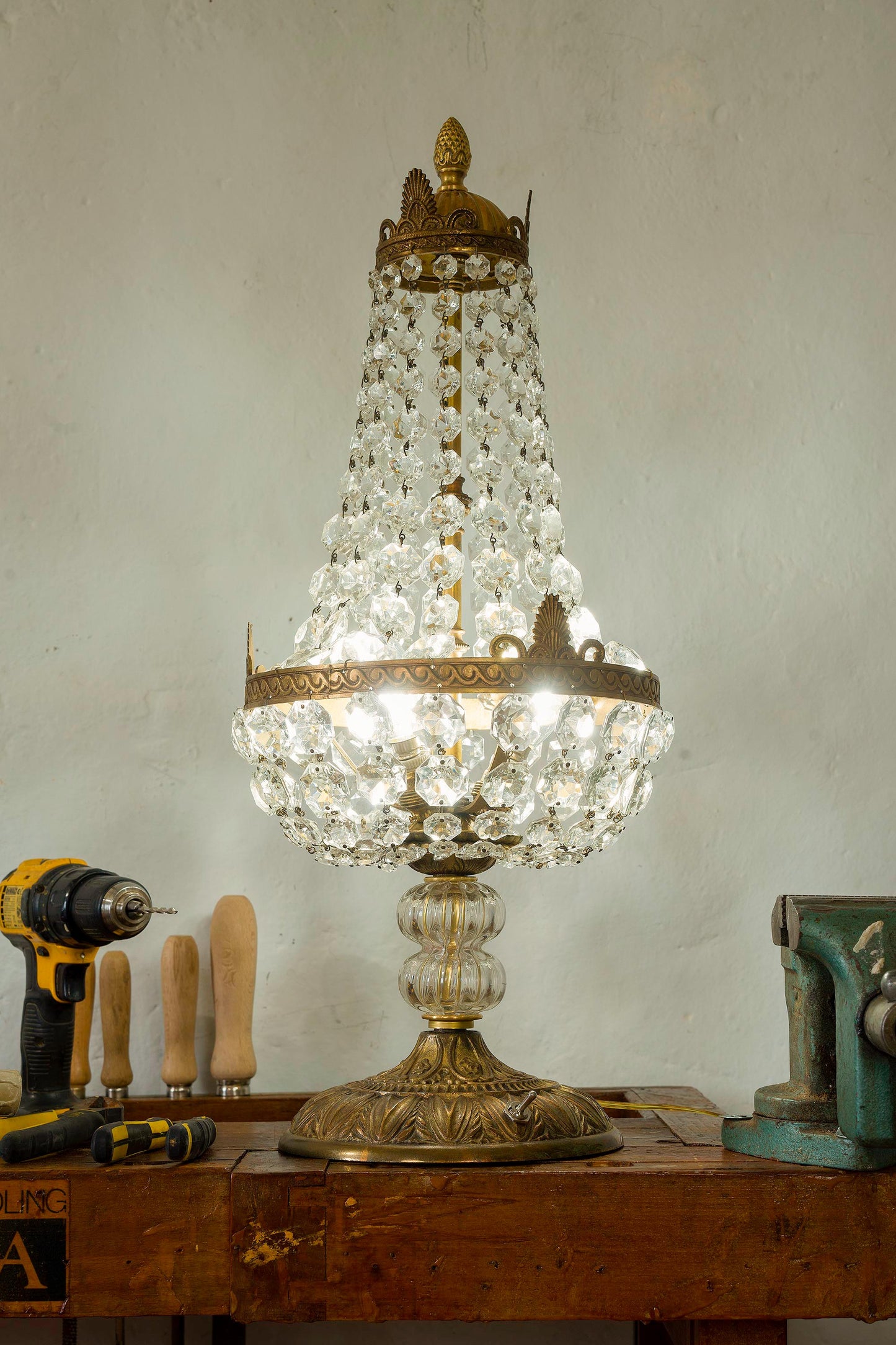 Lampada da tavolo di cristallo e ottone cesellato-Lo Stile Italiano