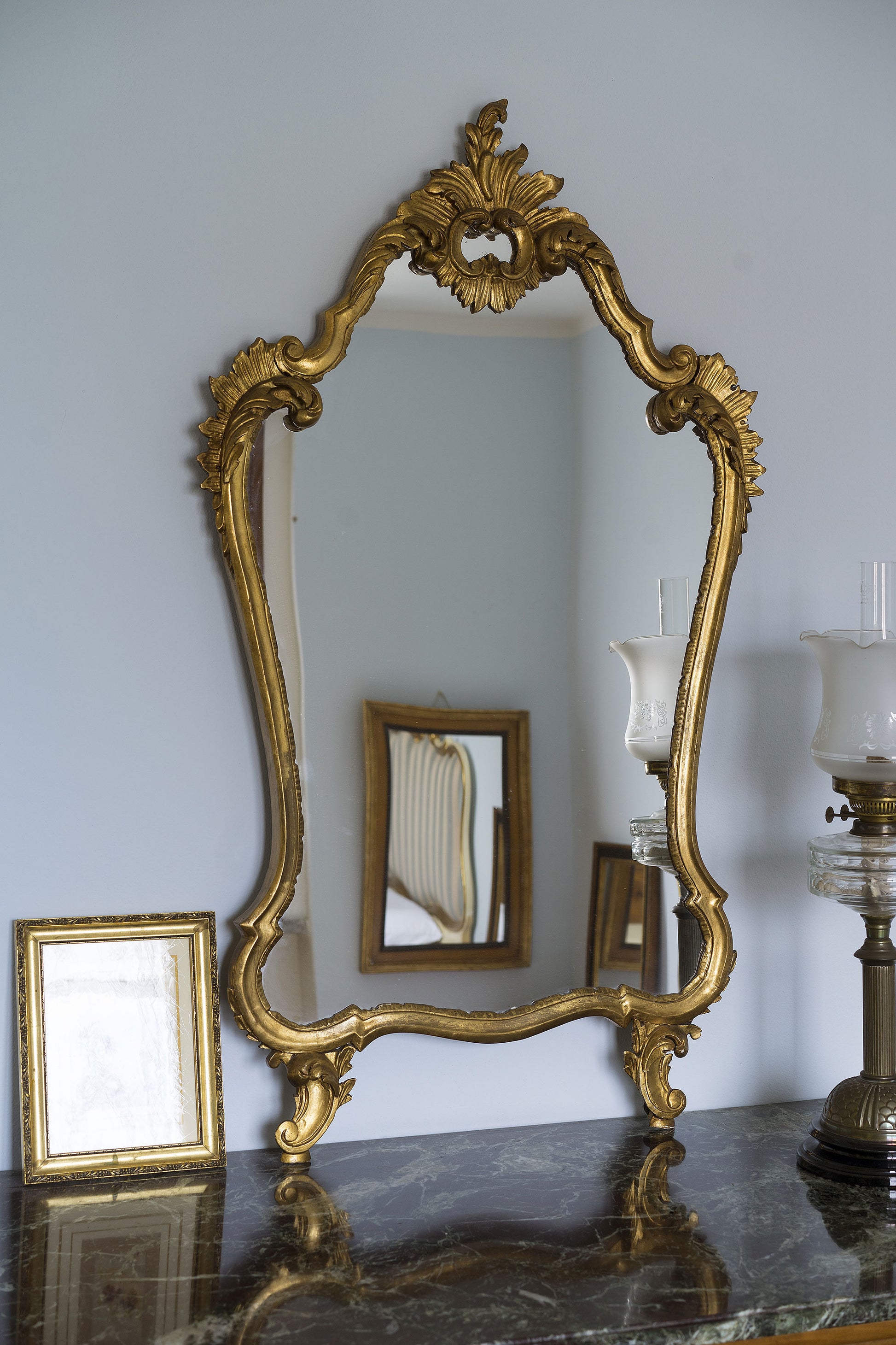Antica specchiera da parete in legno intagliato a mano e dorata a guazzo in foglia oro-Lo Stile Italiano