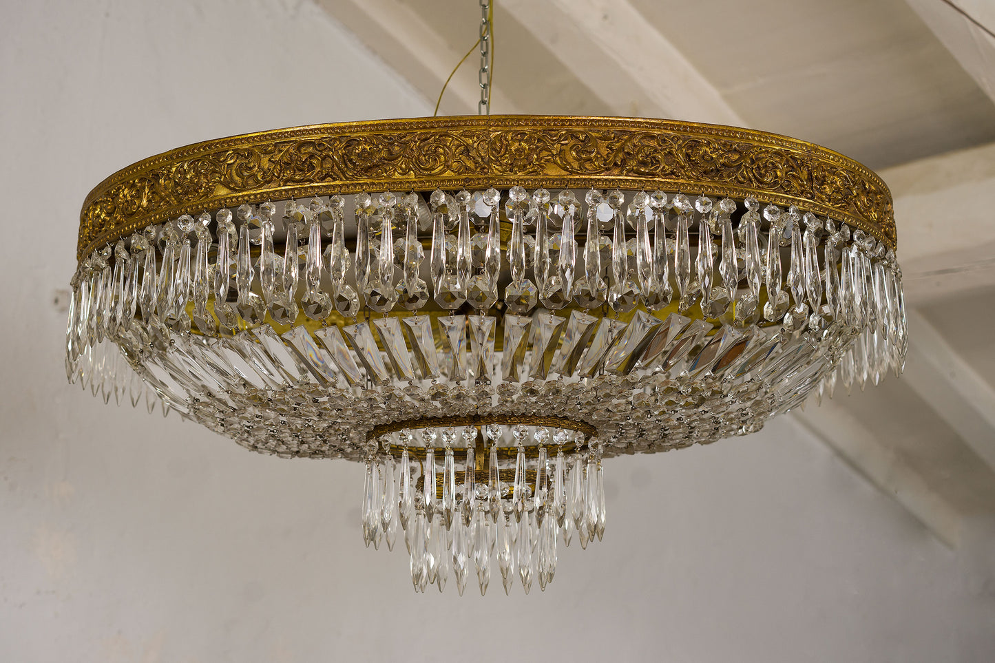 Antica plafoniera (lampadario) ovale in cristallo e ottone cesellato, 8 luci E27-Lo Stile Italiano