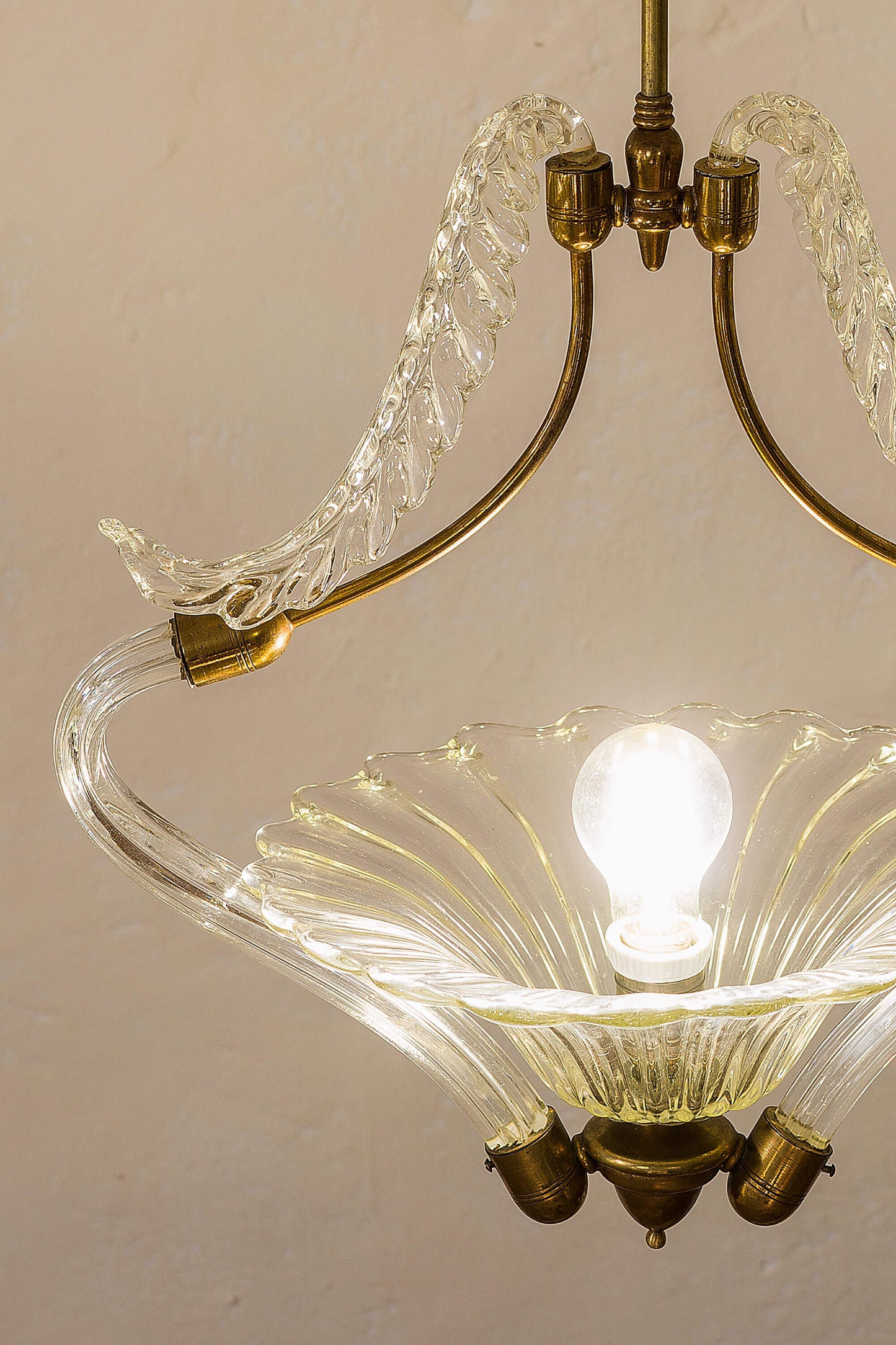 Lampadario con particolare lavorazione del vetro costolato nel piatto.-Lo Stile Italiano