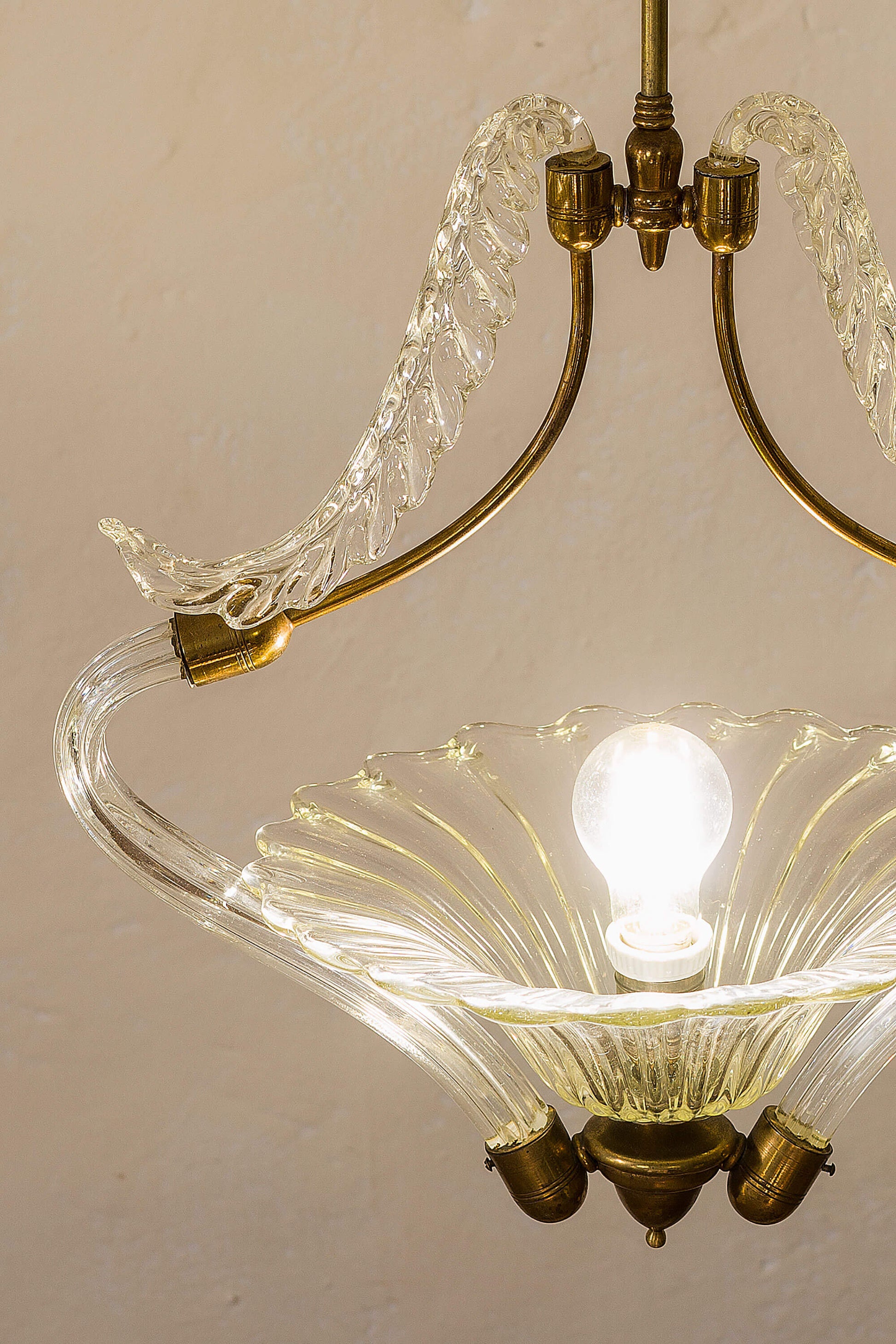 Lampadario con particolare lavorazione del vetro costolato nel piatto.-Lo Stile Italiano
