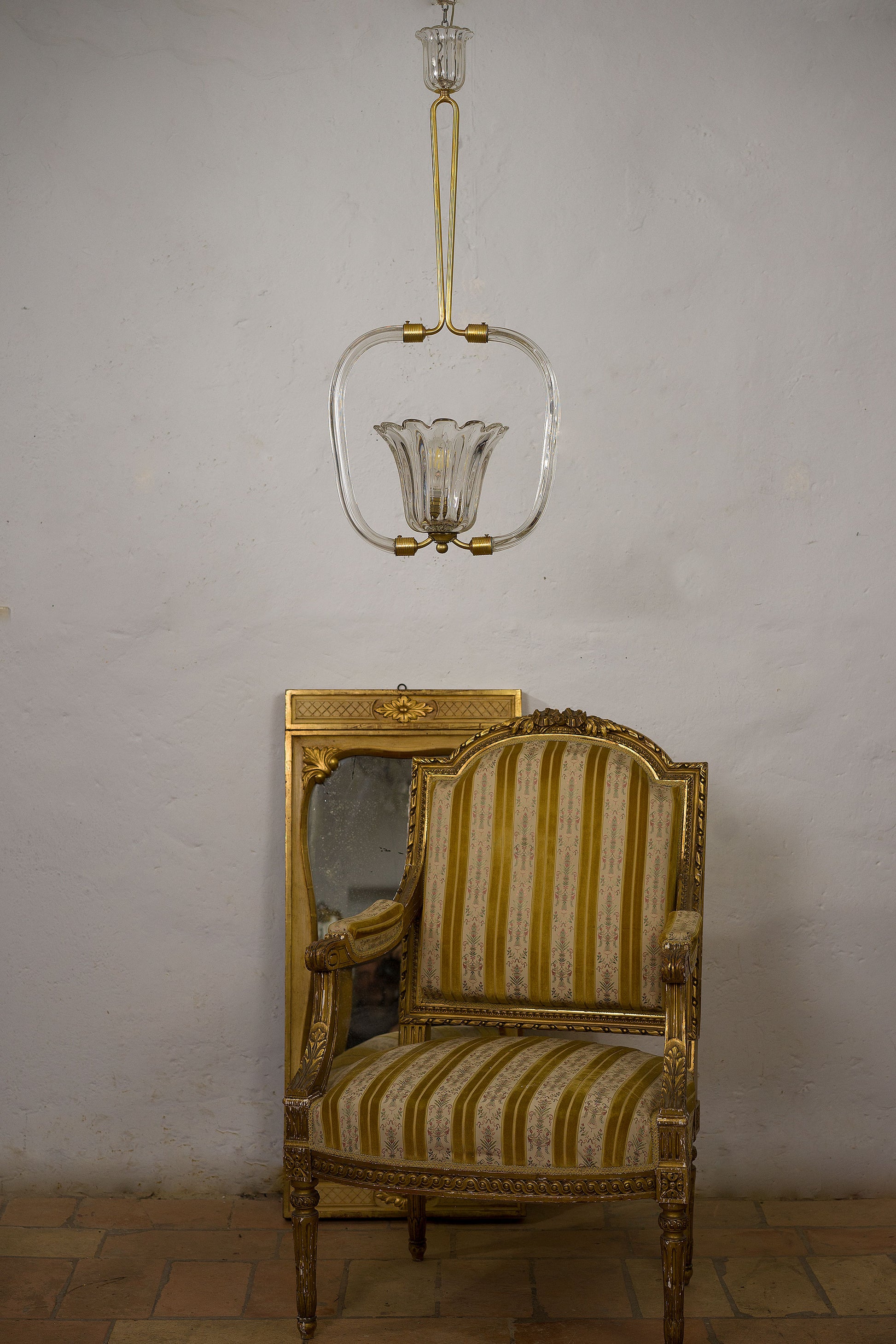 Lampadario di Murano con coppa centrale di vetro rigadin, telaio in vetro di Murano, asta centrlale in ottone e vetro di Murano. 1 luce centrale-Lo stile italiano