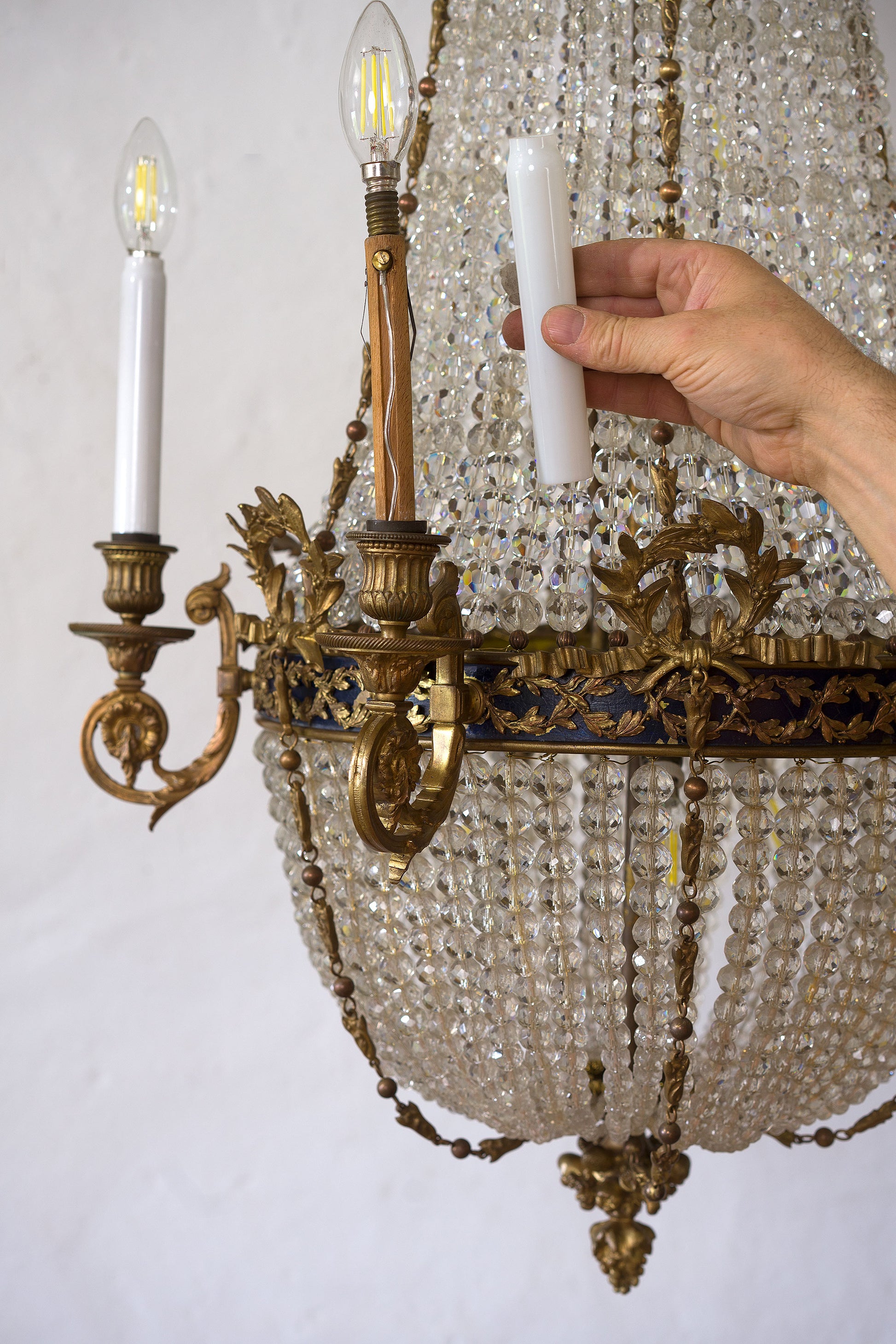 Lampadario Liberty con candele antiche originali del periodo, composte da un’anima centrale in legno e rivestite di vetro opalino-Lo Stile Italiano