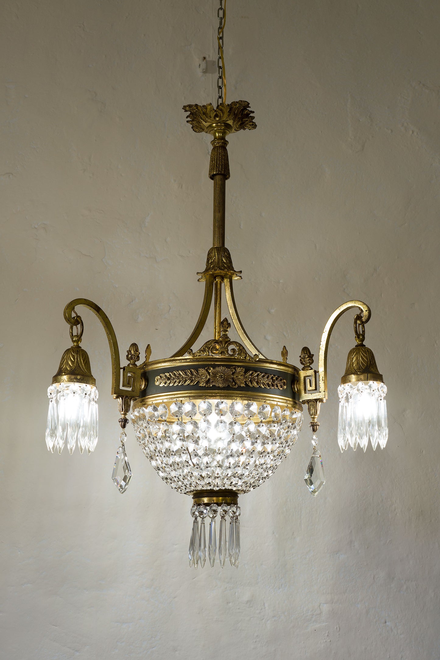 Lampadario antico a mongolfiera con fregi ispirati al periodo Luigi XVI.-Lo Stile Italiano