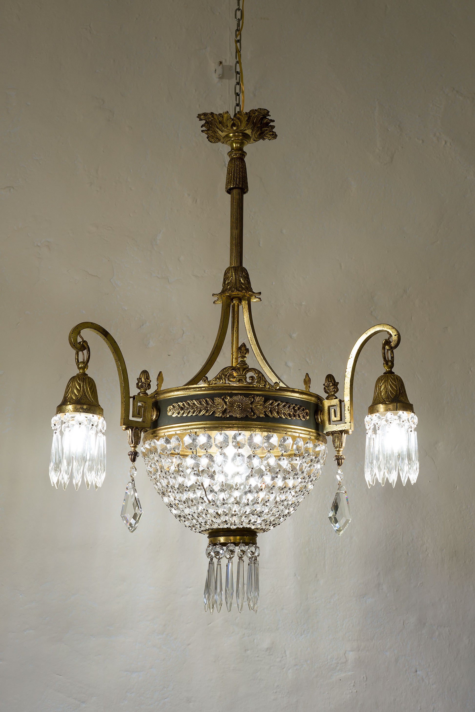 Lampadario antico a mongolfiera con fregi ispirati al periodo Luigi XVI.-Lo Stile Italiano
