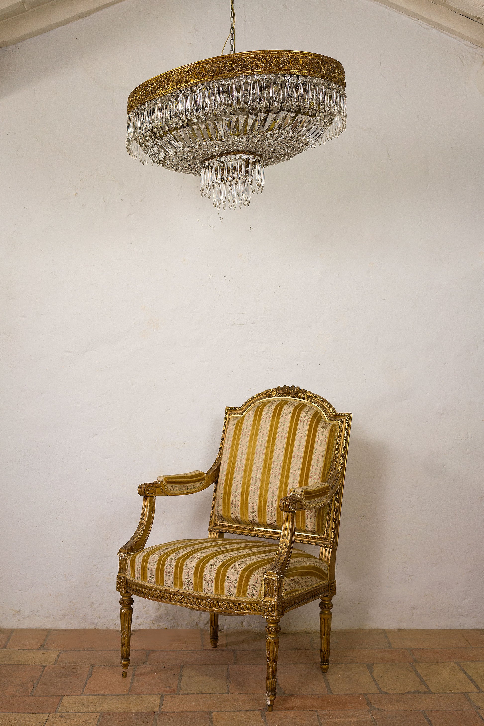 Lampadario impero  in ottone con gocce pendenti di cristallo-Lo Stile Italiano