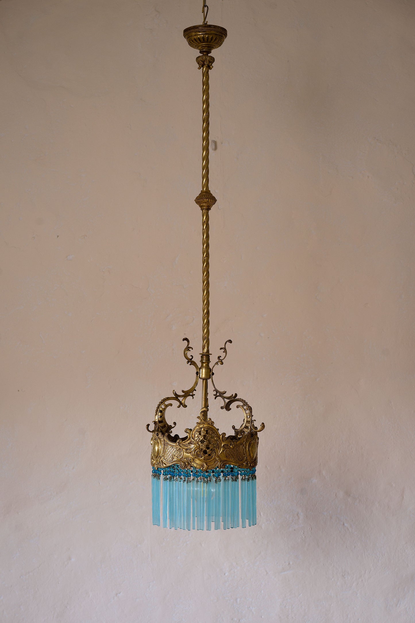Lampadario importante con ricche cesellature in ottone-Lo Stile Italiano