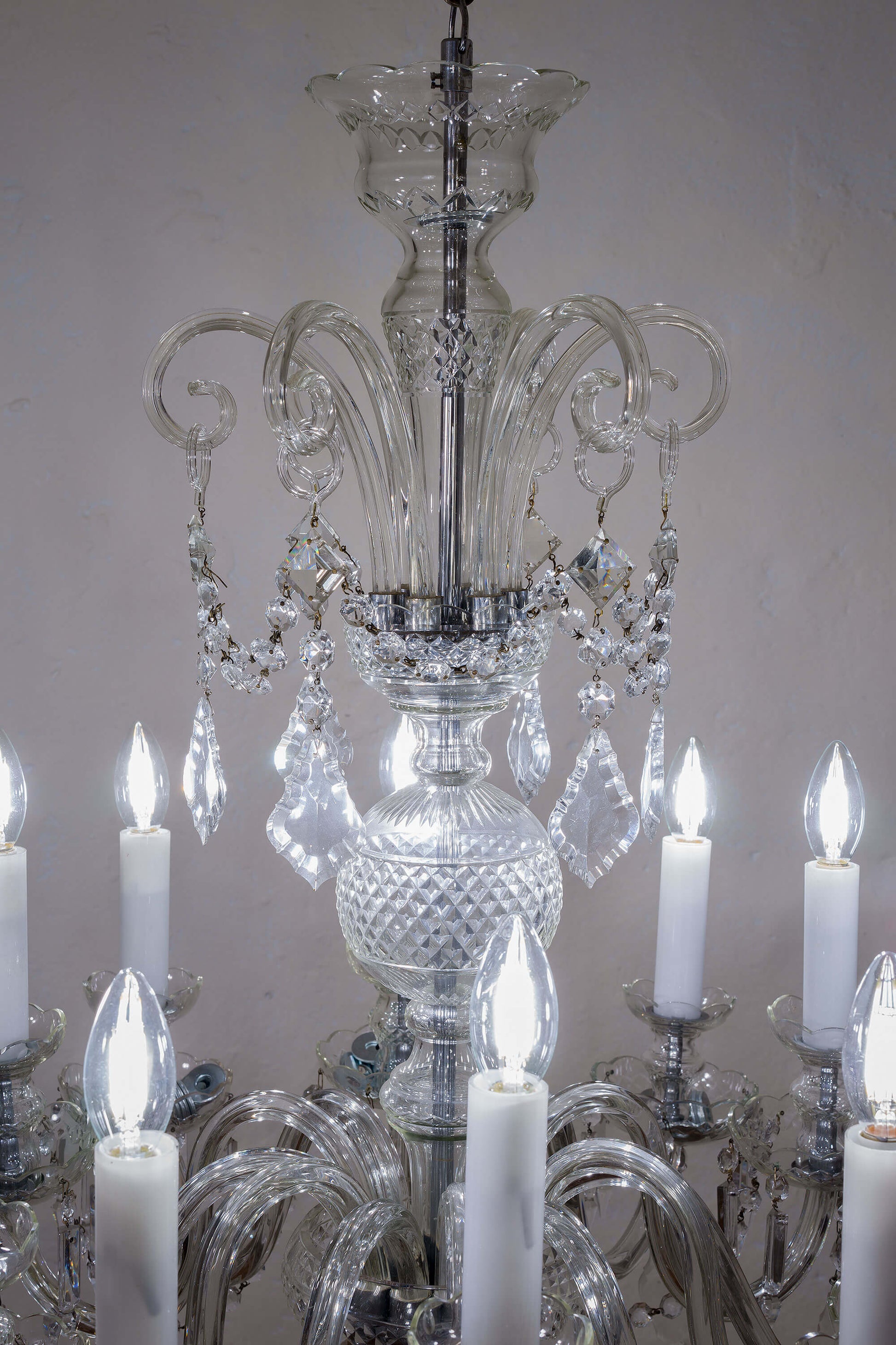 Lampadario in cristallo Boemia a 12 Luci con candele vetro opalino-Lo stile Italiano