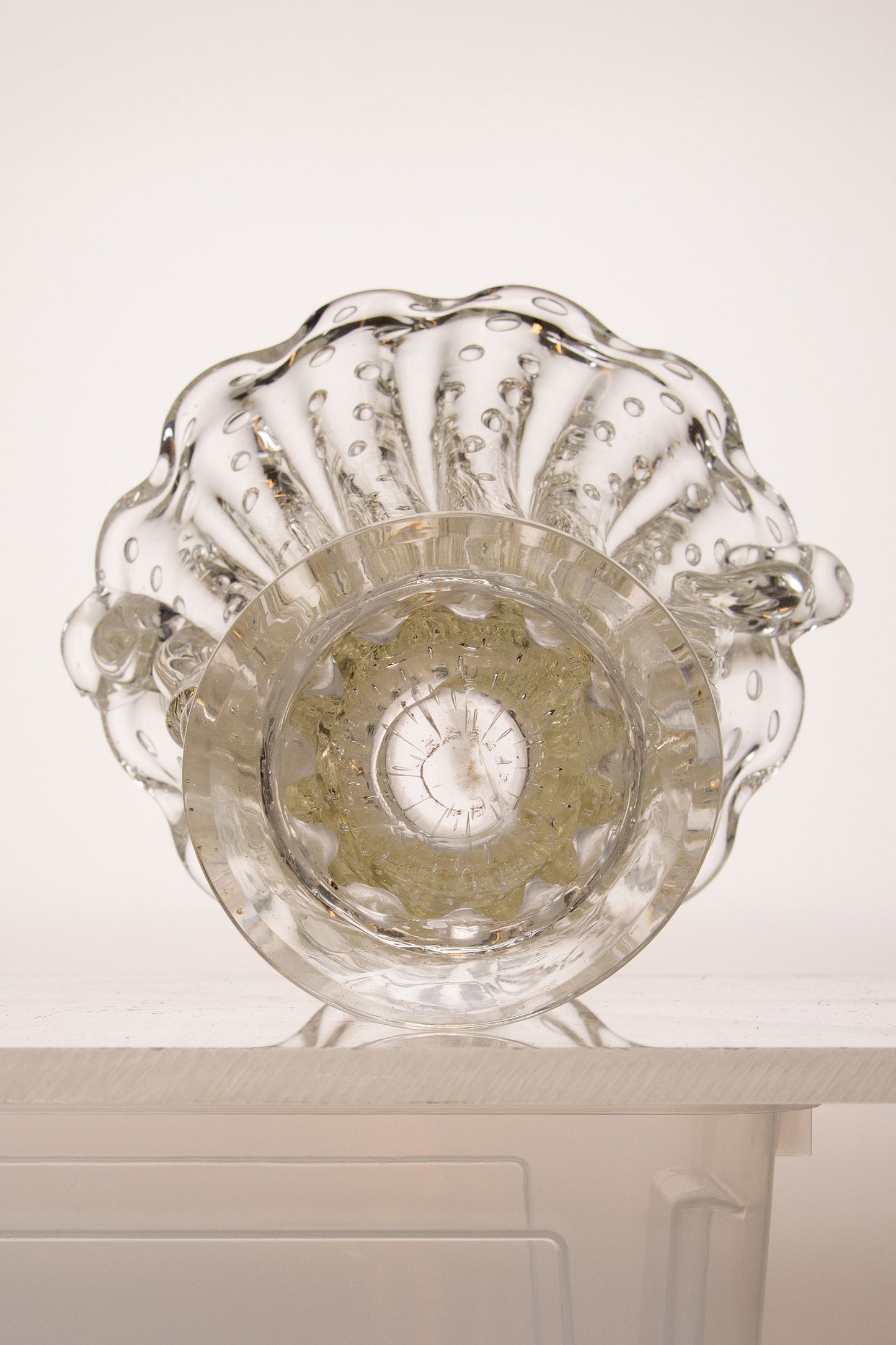 Vaso in vetro soffiato con basamento circolare-Lo Stile Italiano