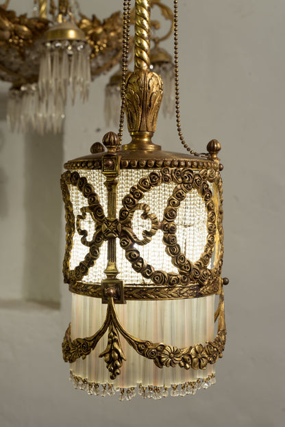 Lampadario antico periodo primi '900, struttura in ottone cesellato arricchito di cannule e perle in vetro di Murano. www.lostileitaliano.eu