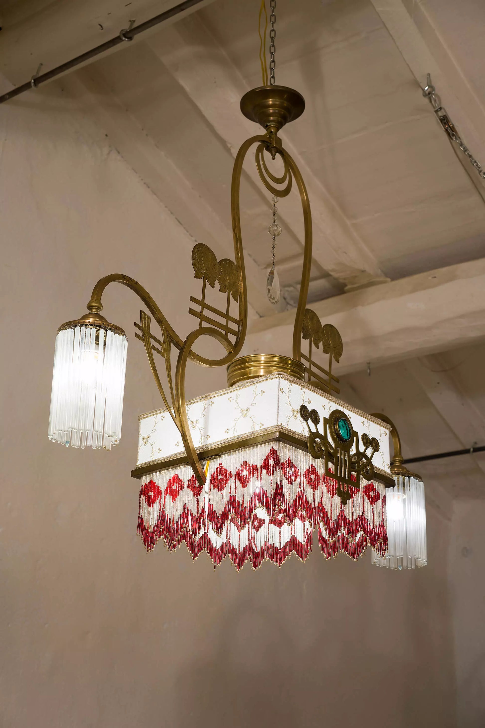 Antico lampadario Art Deco con paralume foderato in tessuto Tulle con ricami dorati| Lo Stile Italiano