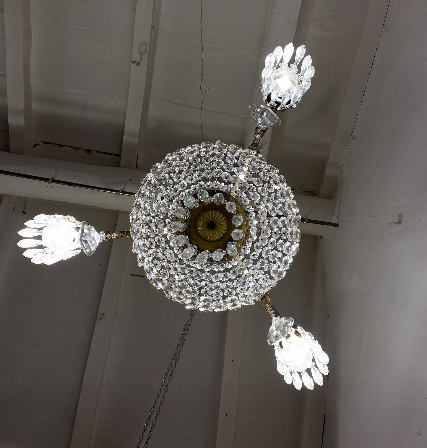 Lampadario a 4 luci con gocce di vetro.-Lo Stile Italiano