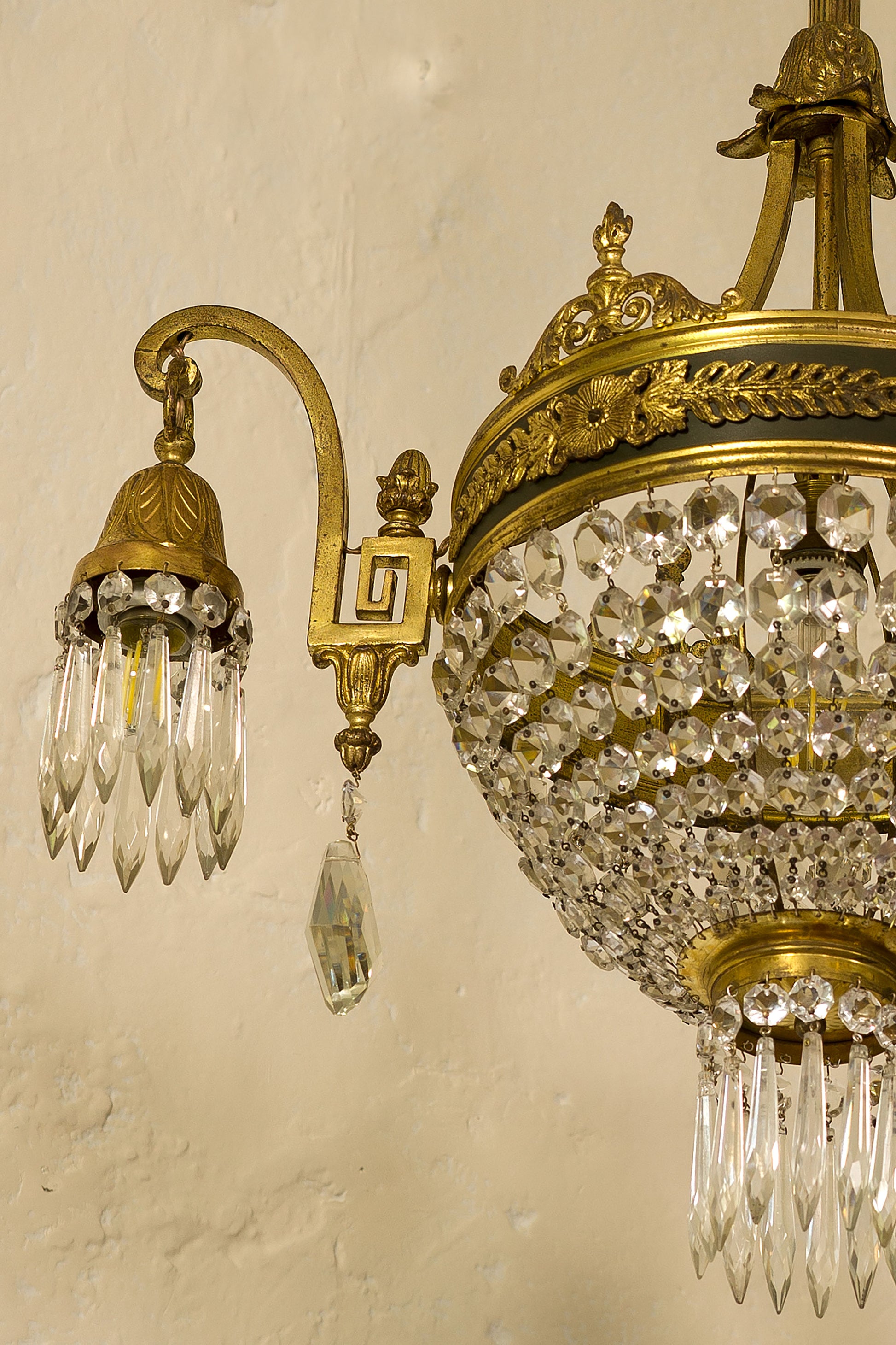 Elegante Lampadario con preziose cesellature in ottone ispirate al operiodo Luigi XVI .-Lo Stile Italiano