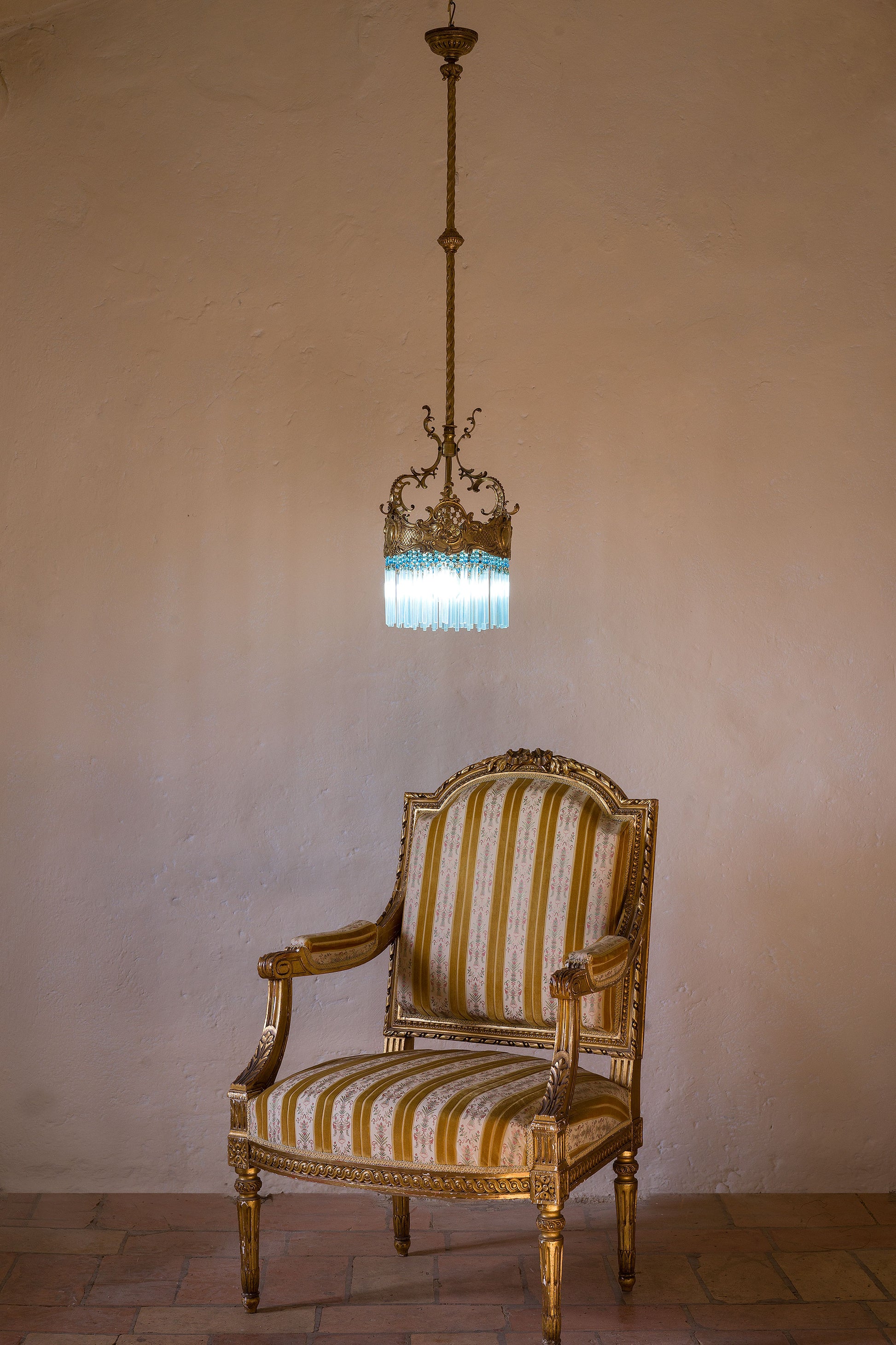 Elegante lampadario antico abbinato a poltrona Luigi XVI -Lo Stile Italiano