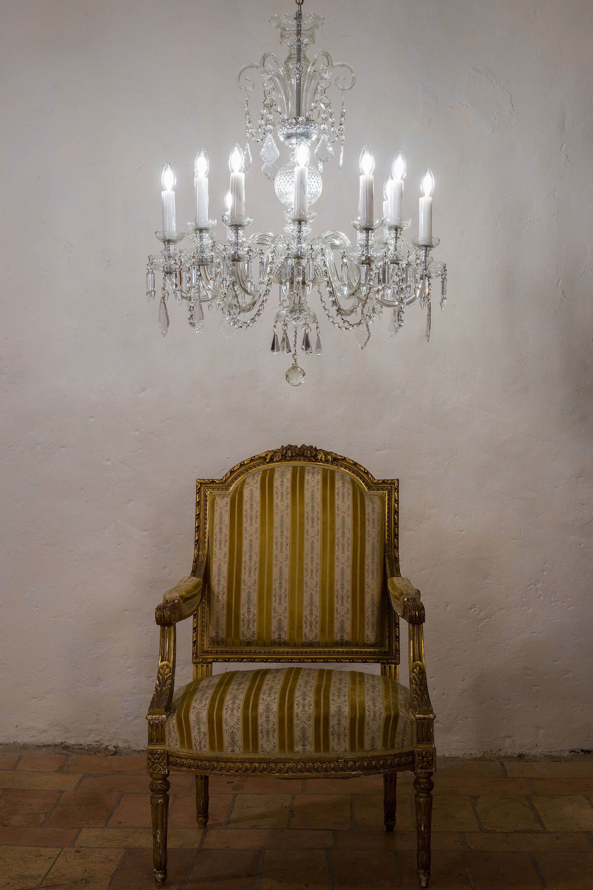 Grande Lampadario di cristallo con poltrona Luigi XVI -Lo stile Italiano