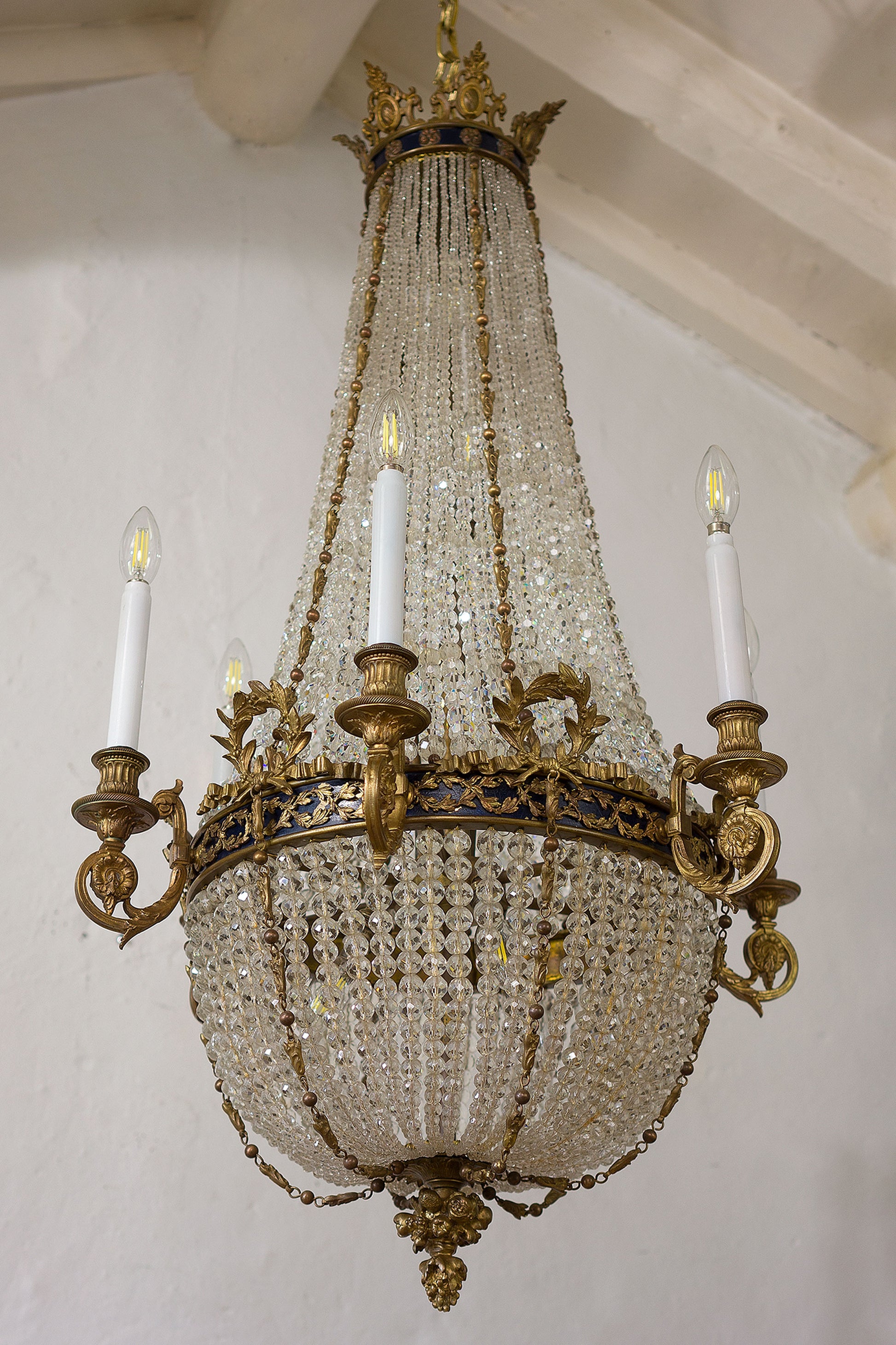 Antico lampadario Impero con lunghe catene formate da fregi in bronzo e file di sfere di cristallo-Lo Stile Italiano