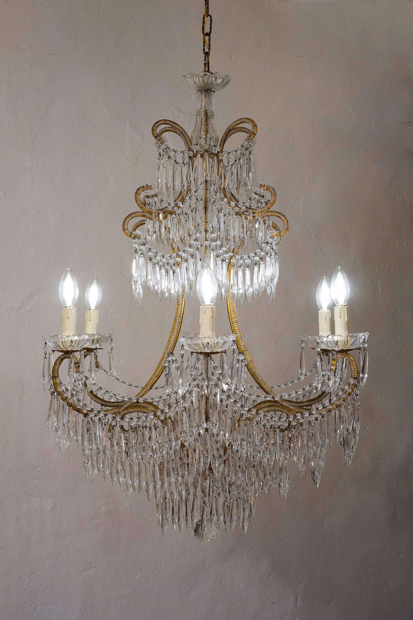 Lampadari vintage in ferro dorato ricoperto da perline e arricchito da una cascata di gocce di cristallo.|Lo Stile Italiano