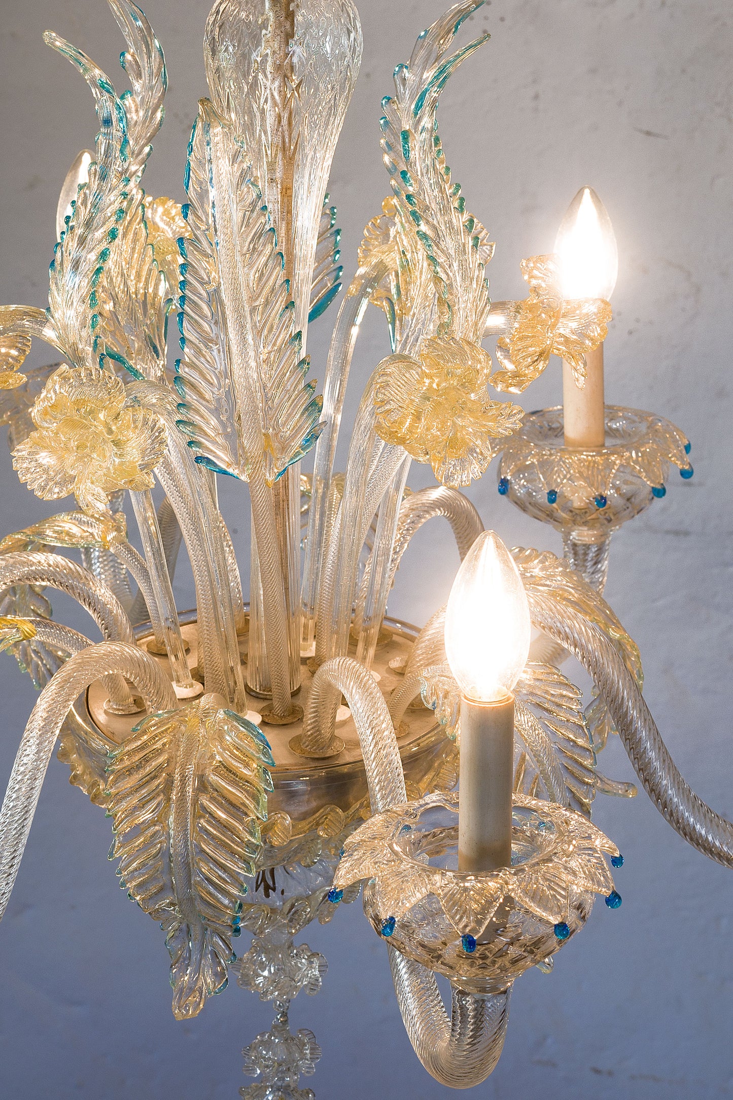 Foglie, fiori, coppe in vetro trasparente soffiato di Murano.| Lo Stile Italiano