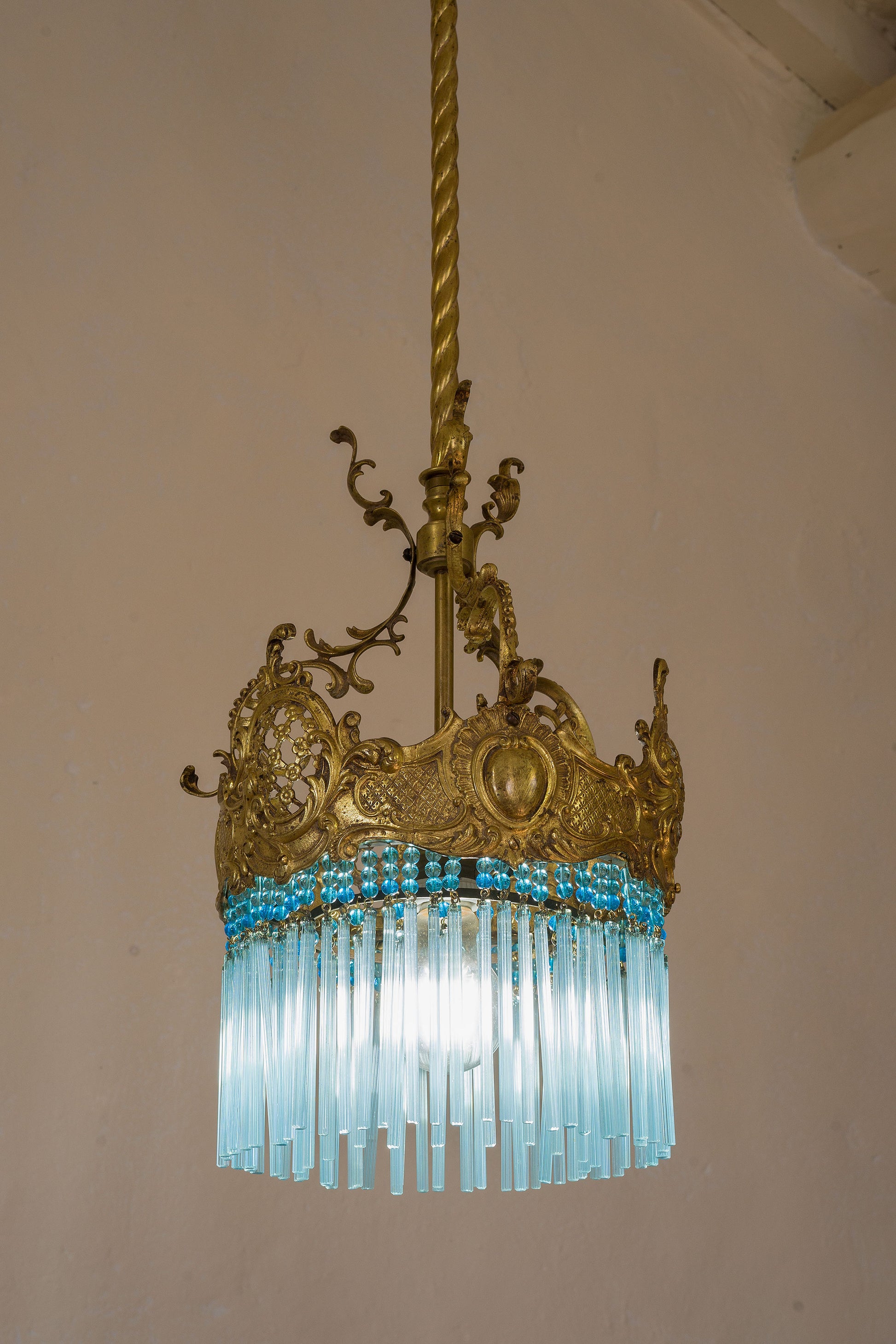 Lampadario antico realizzato con preziosissime cesellature in ottone e cannule in vetro di Murano-Lo Stile Italiano