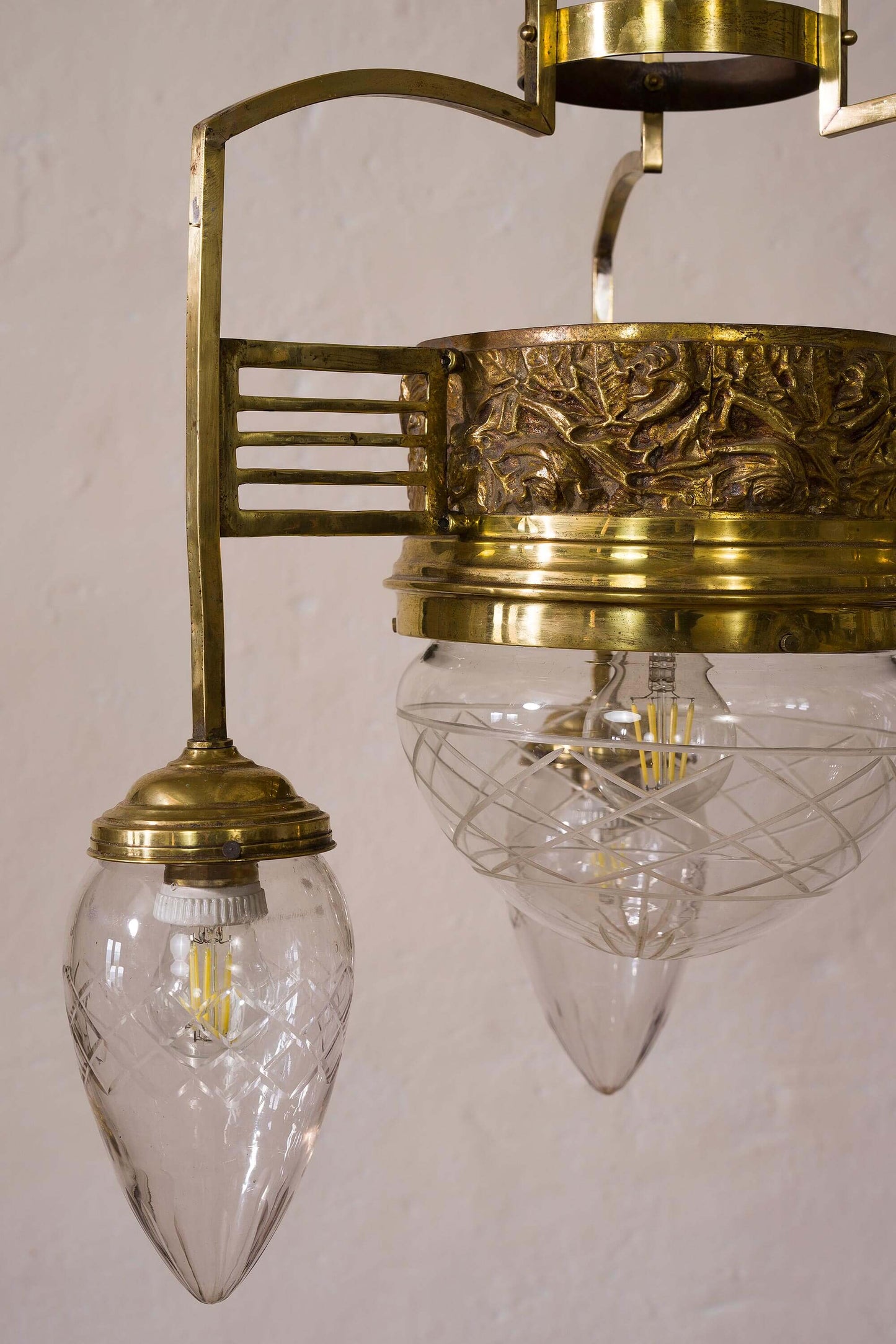 Lampadario antico in ottone con globi a forma di pigna in vetro inciso. | Lo Stile Italiano