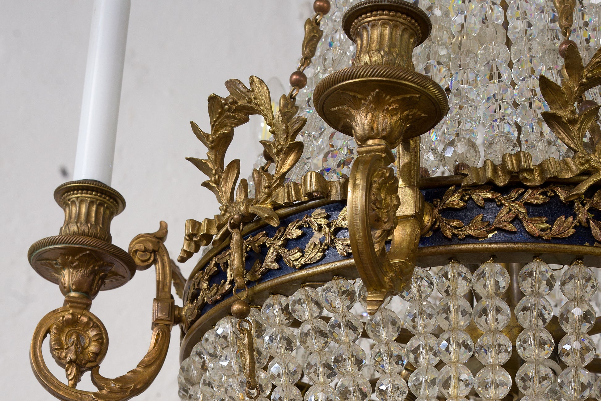 Lampadario Impero con ricche fusioni di bronzo con motivi ornamentali raffiguranti corone di alloro ispirati al periodo Luigi XVI e Impero-Lo Stile Italiano