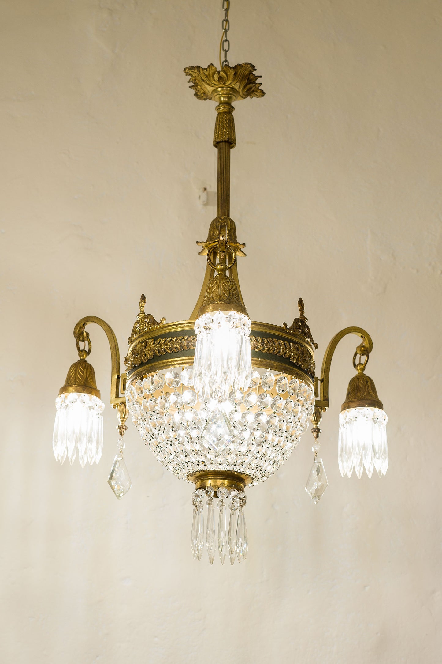 Lampadario Liberty in ottone e vetro-Lo Stile Italiano