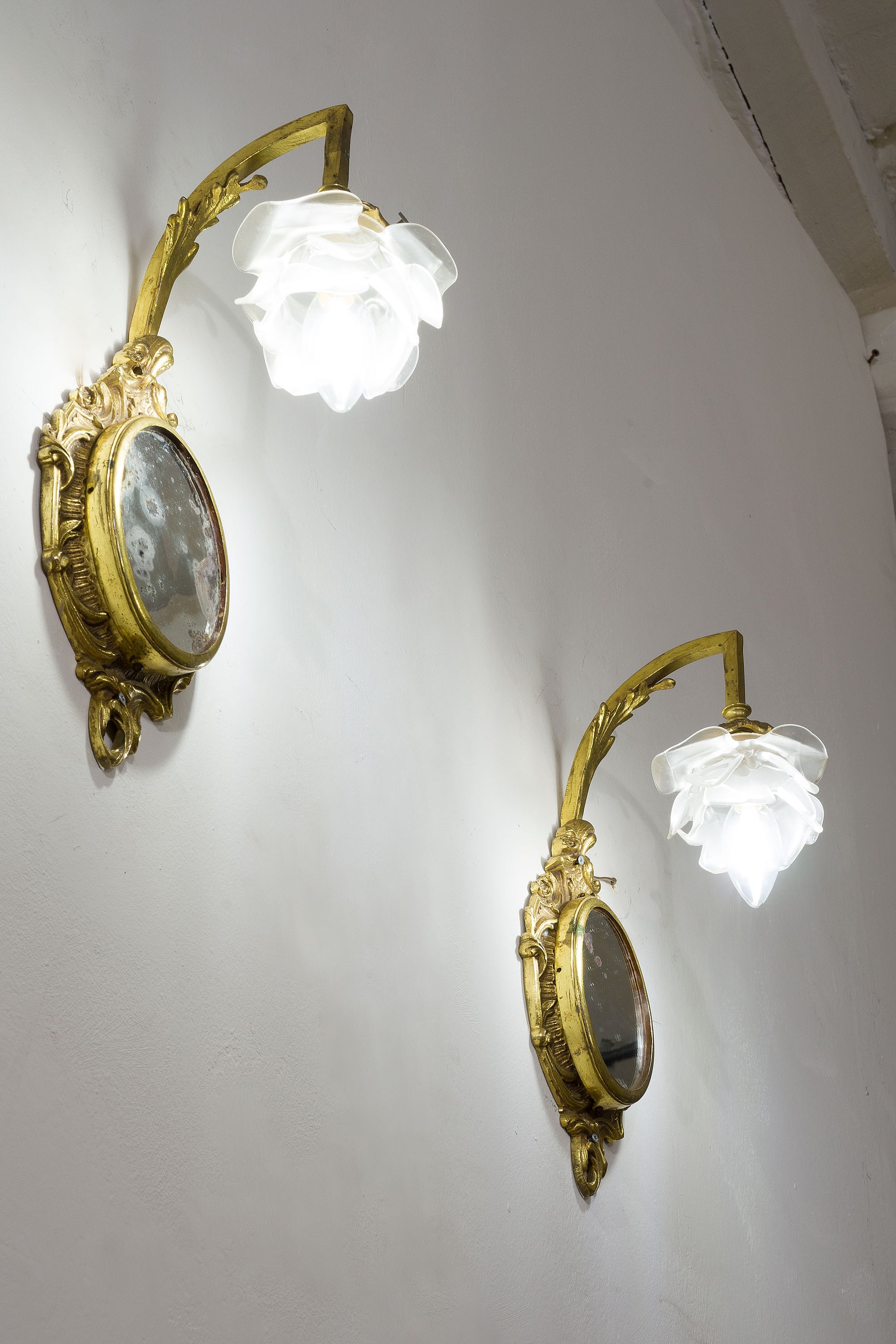 Coppia di lampade a muro Stile Luigi XVI, in ottone con specchio antico realizzate negli anni '20 .-Lo Stile Italiano