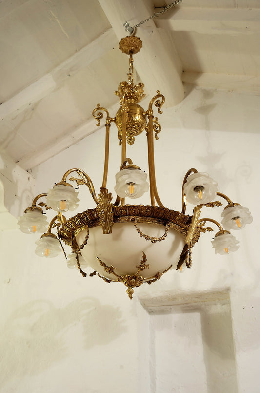 Grande Lampadario Art Nouveau (Liberty) in ottone dorato, 12 Luci con paralumi in vetro opalino-Lo stile Italiano