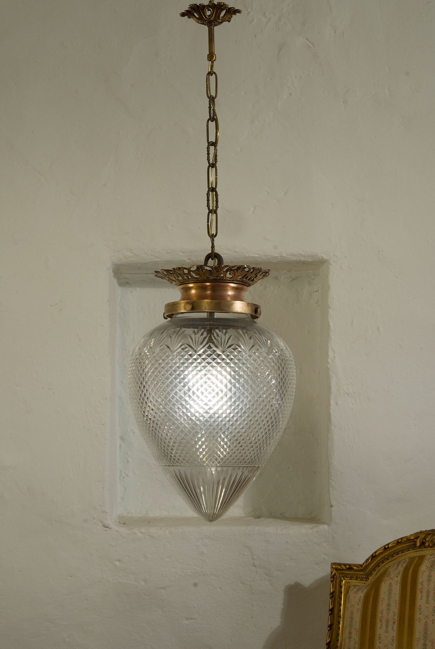 Lanterna antica con globo di cristallo a forma di grande pigna, la struttura è in ottone cesellato-Lo Stile Italiano