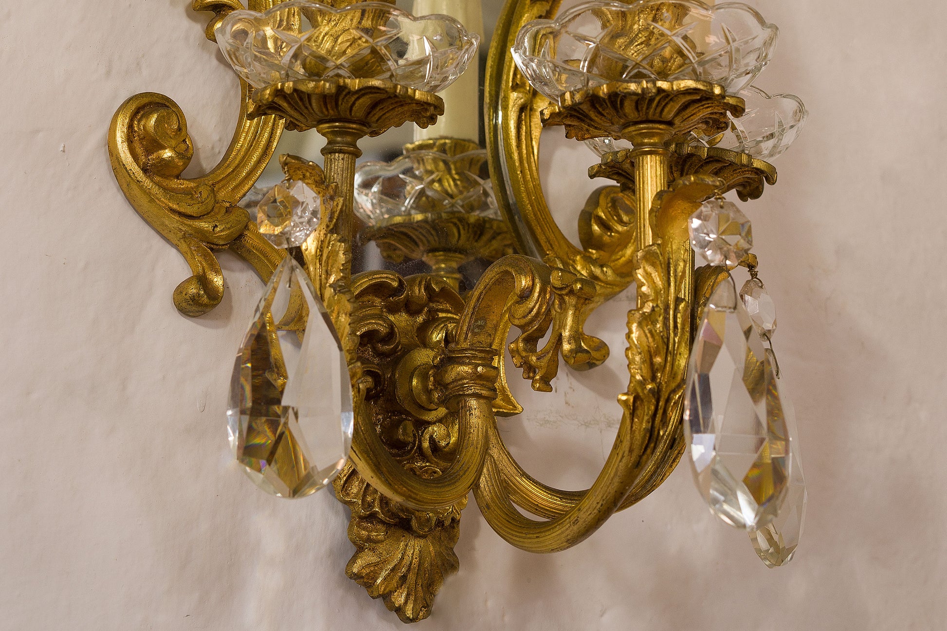 Lampade a Muro con specchio Stile Rococò in ottone dorato e gocce di cristallo-Lo Stile Italiano