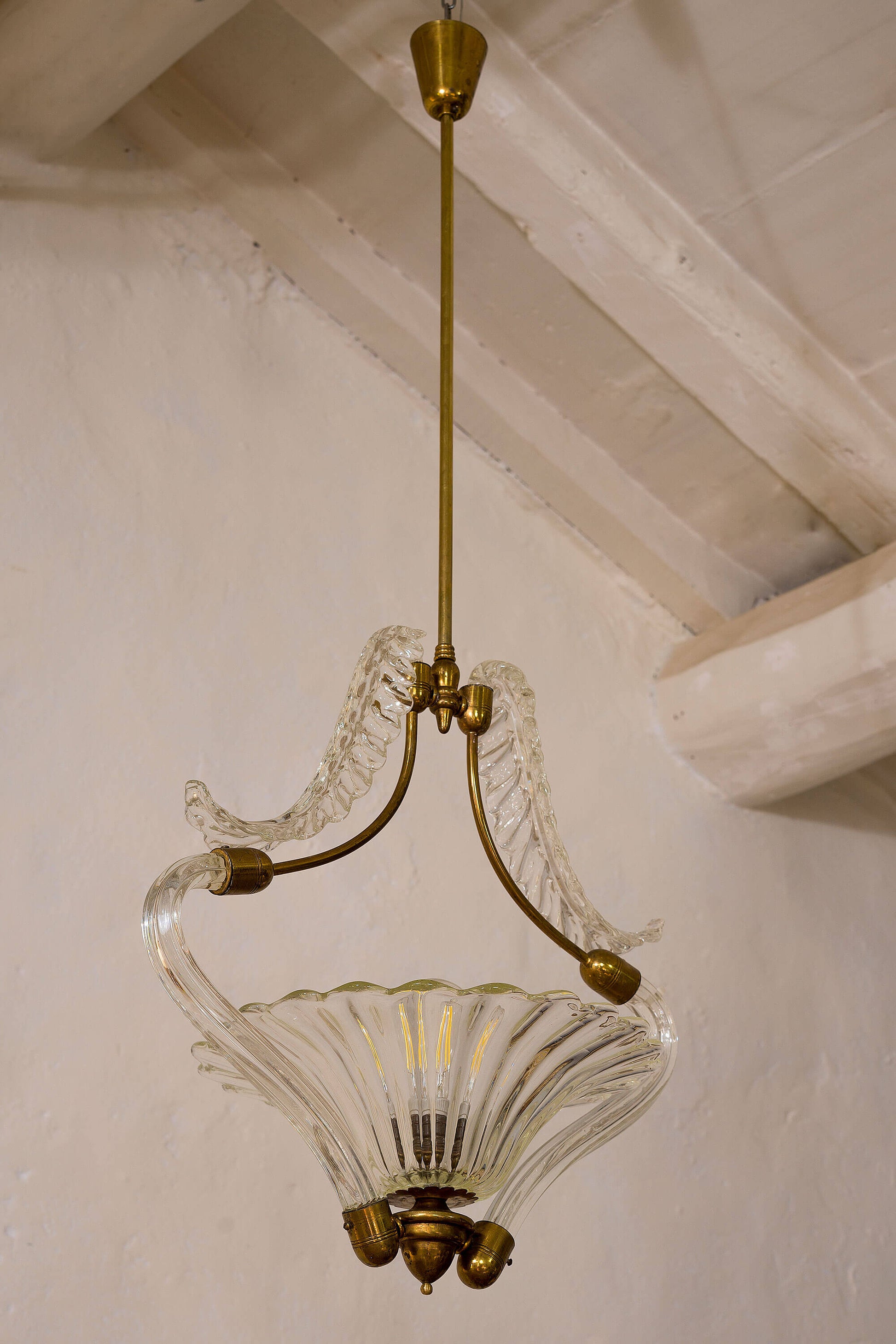 Antico lampadario con grande coppa centrale formata da un piatto e due foglie-Lo Stile Italiano