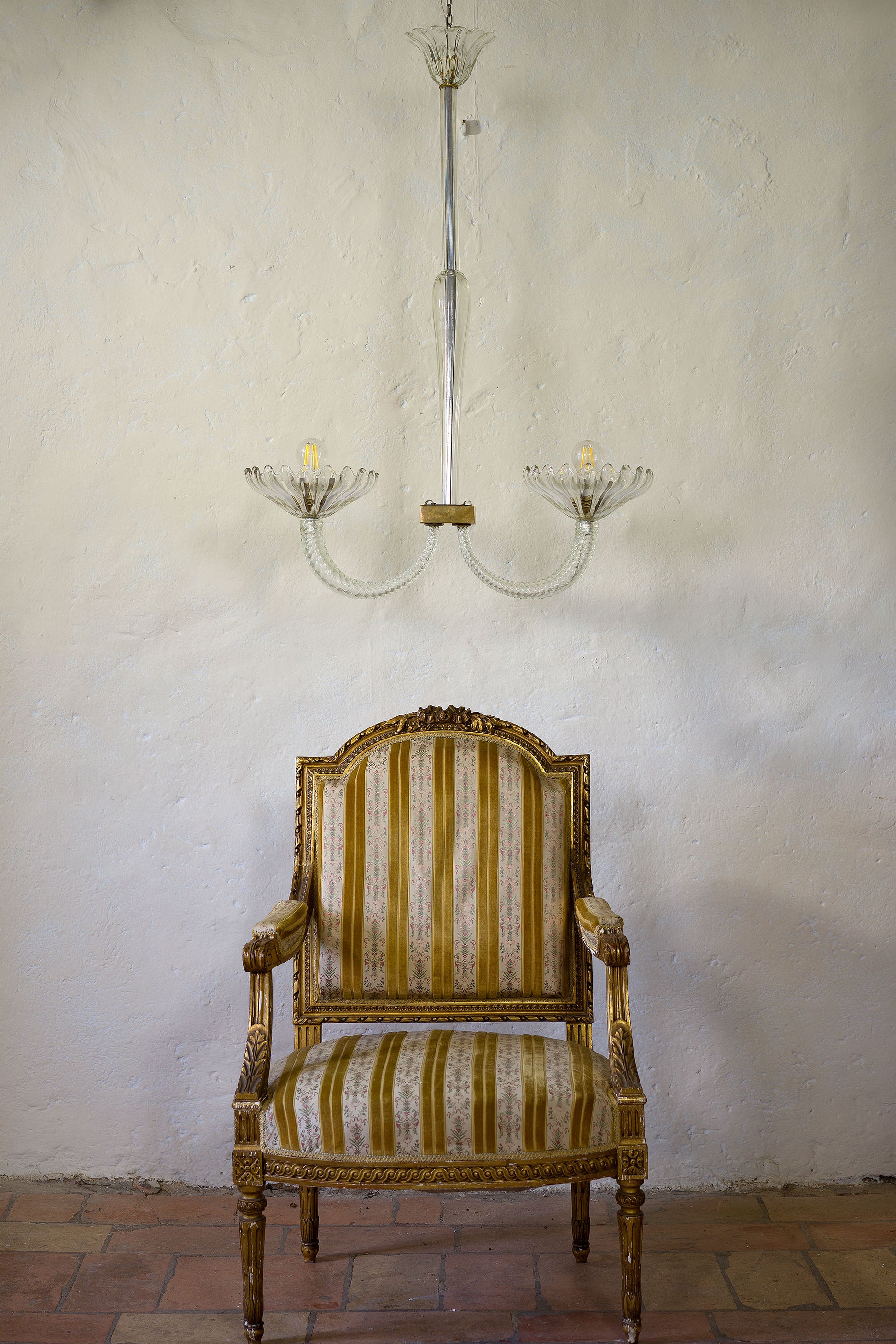 Lampadario Barovier 2 luci con poltrona Luigi XVI-Lo Stile Italiano