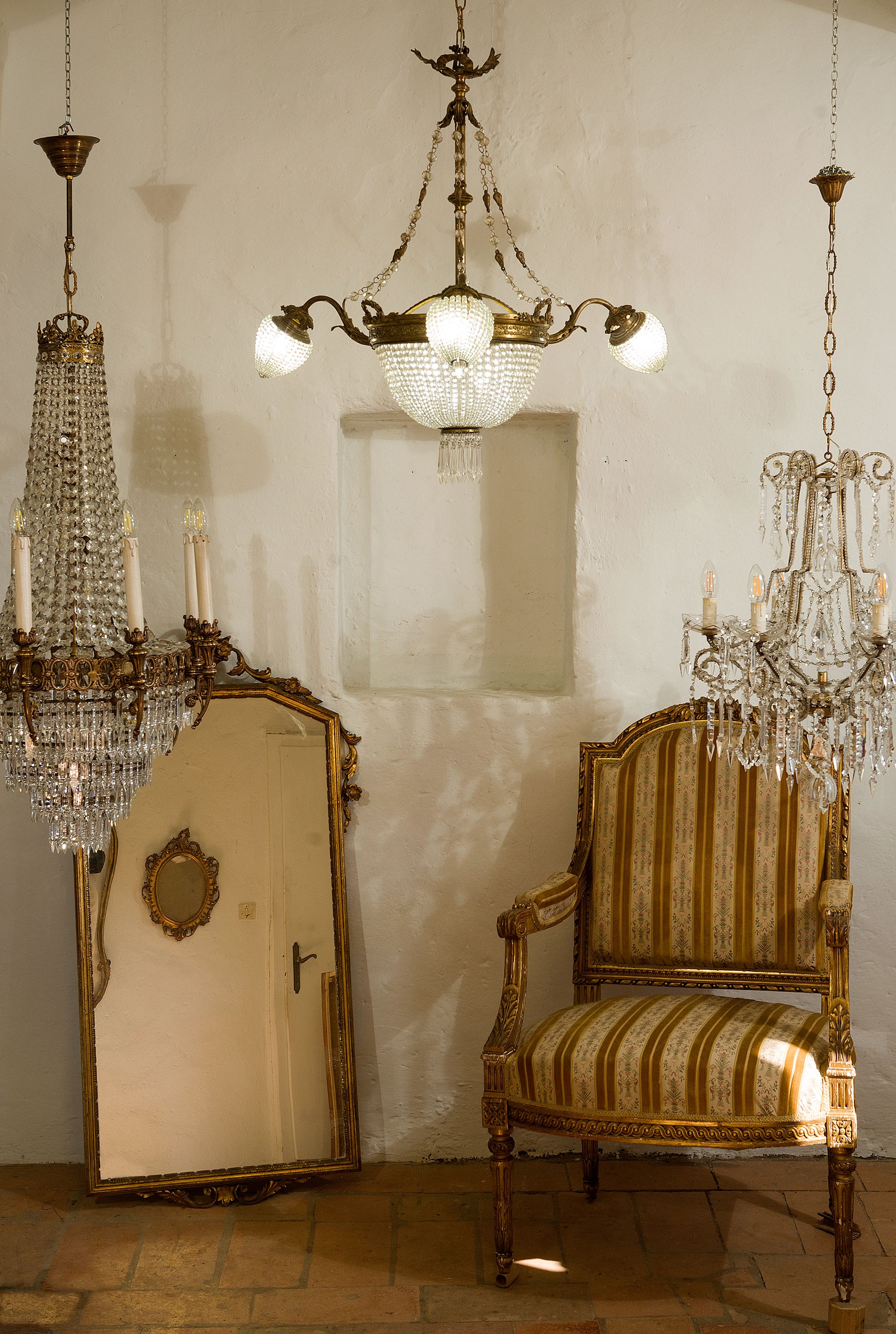 Lampadario Art Nouveau, con lampadari impero, poltrona Luigi XVI e specchio Luigi XV-Lo Stile Italiano
