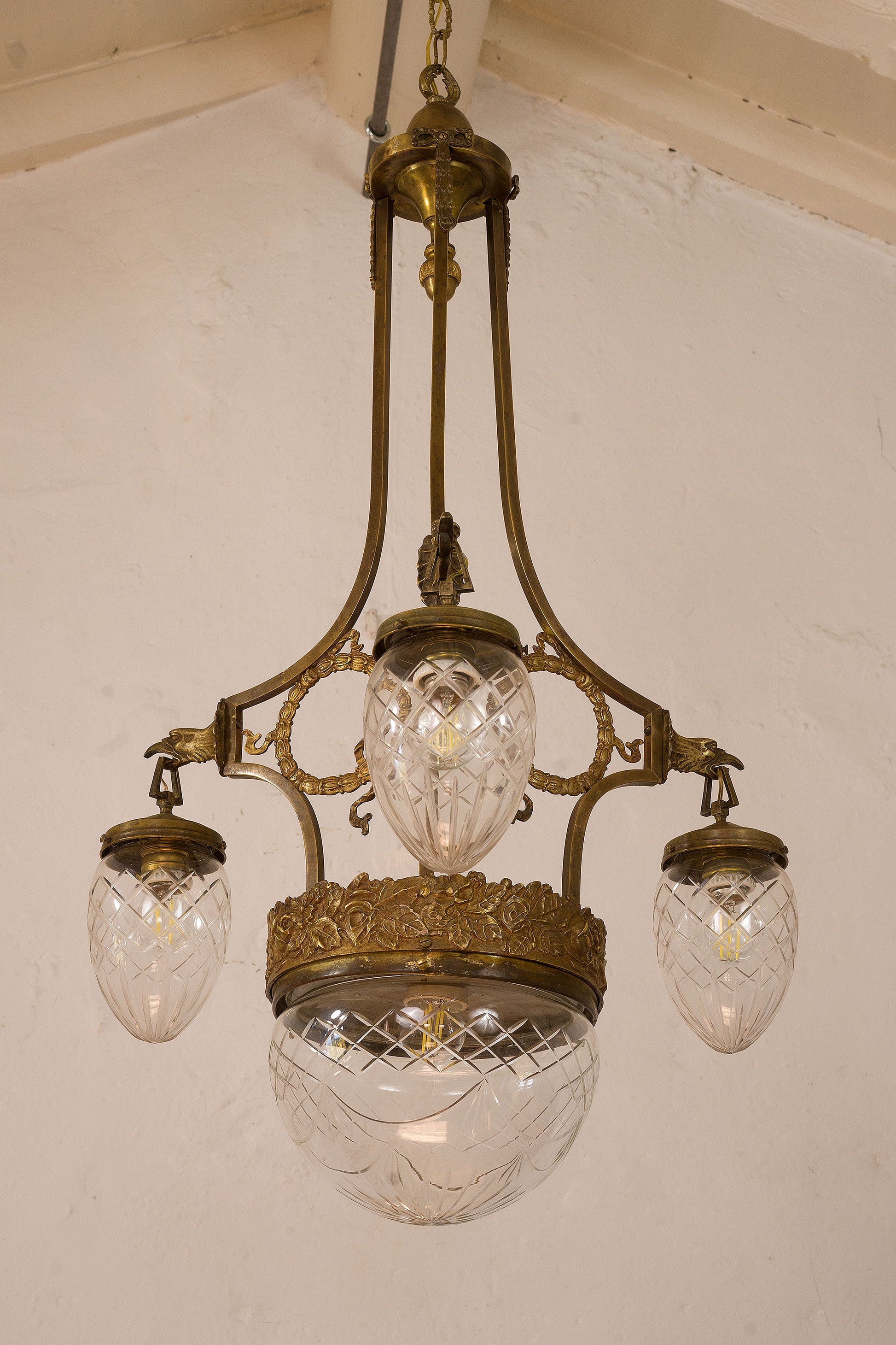 Antico lampadario Liberty (Art Nouveau), con fusioni in ottone e globi a forma di pigna vetro-Lo Stile Italiano