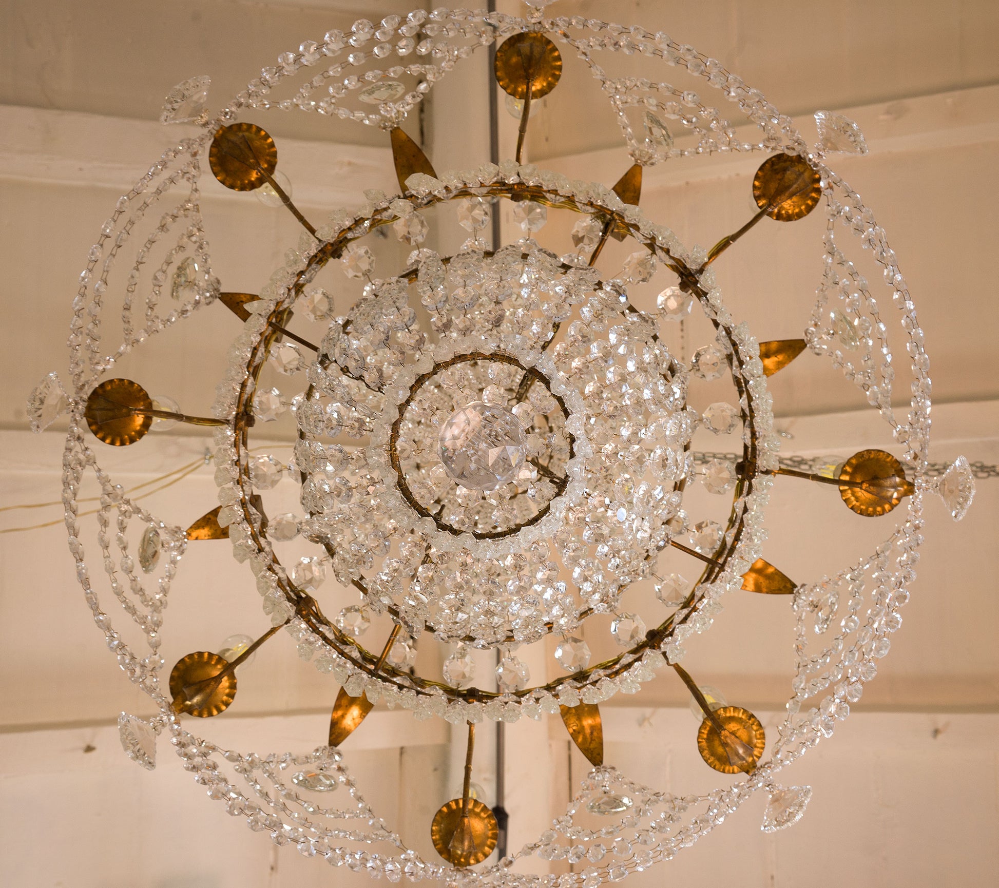 Lampadario a sospensione a 8 luci E14, in ferro dorato e cristallo-Lo Stile Italiano
